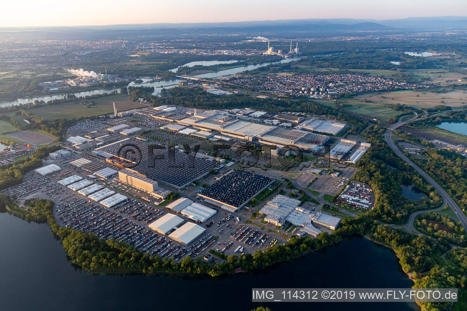 Luftaufnahme von Daimler LKW Werk in Wörth am Rhein im Bundesland Rheinland-Pfalz, Deutschland