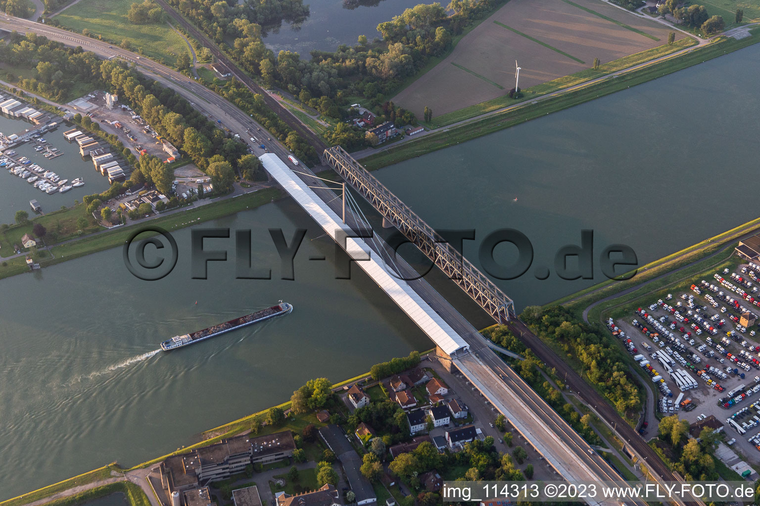Luftbild von Baustellen zur Sanierung des Fluß - Brückenbauwerk Rheinbrücke Maxau in im Ortsteil Knielingen in Karlsruhe im Bundesland Baden-Württemberg, Deutschland