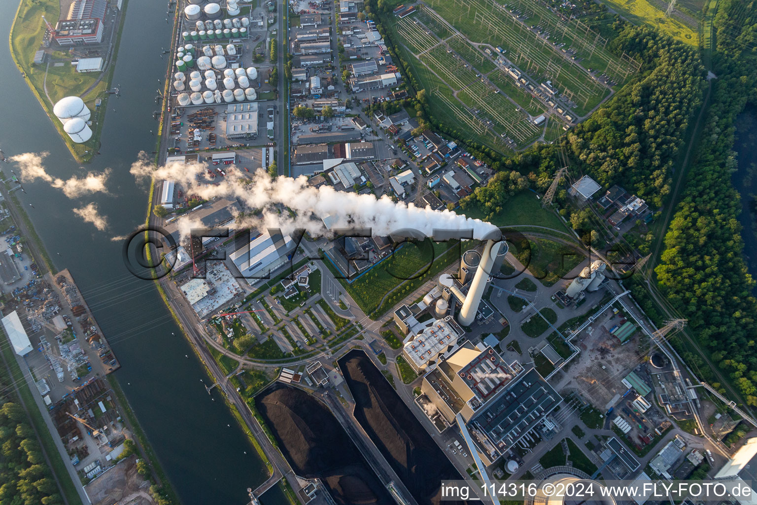 Kraftwerksanlagen des Kohlekraftwerkes der EnBW Energie Baden-Württemberg AG, Rheinhafen-Dampfkraftwerk Karlsruhe im Ortsteil Daxlanden in Karlsruhe, Deutschland