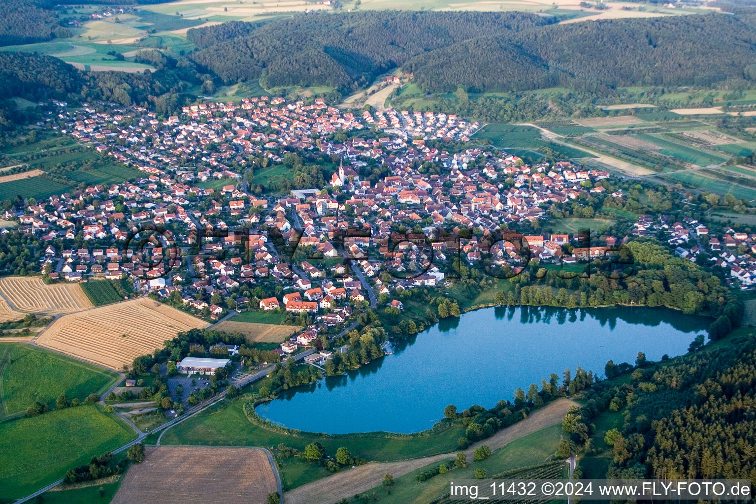 Dorfkern an den See- Uferbereichen des Steißlingen See in Steißlingen im Bundesland Baden-Württemberg, Deutschland