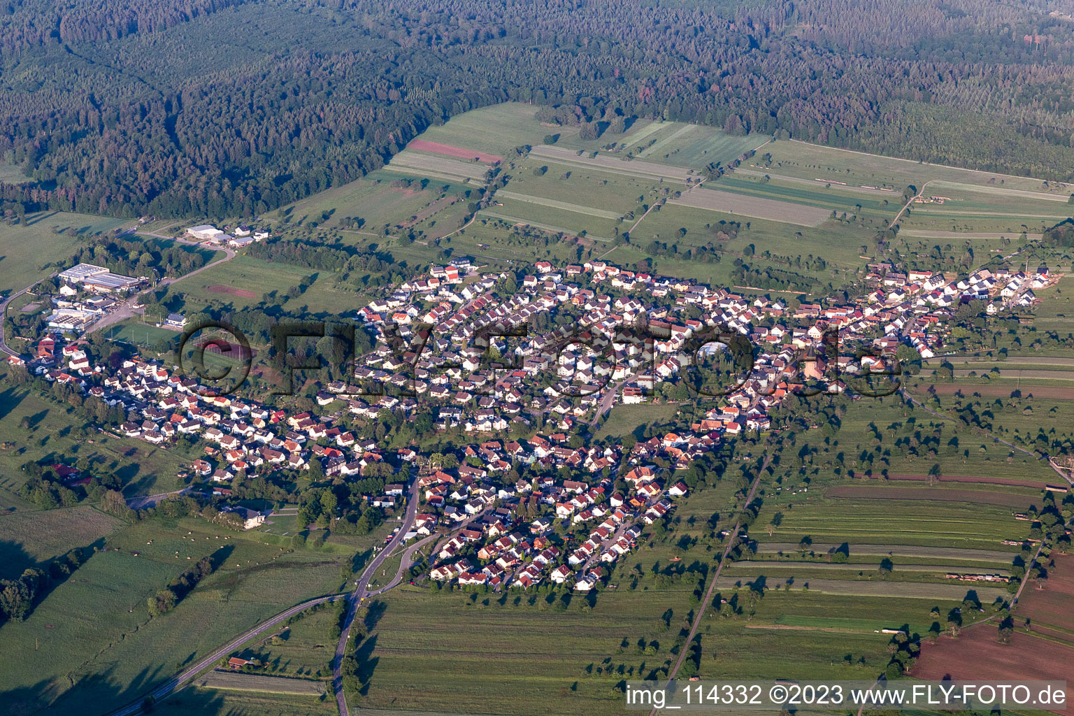 Luftaufnahme von Dorf - Ansicht am Rande von landwirtschaftlichen Feldern und Nutzflächen in Völkersbach in Malsch im Bundesland Baden-Württemberg, Deutschland