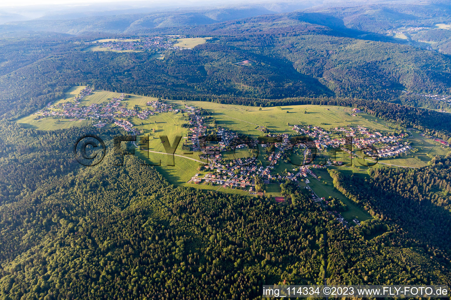 Wald- Gebiete und Forstflächen umsäumen das Siedlungsgebiet des Dorfes in Neusatz in Bad Herrenalb im Bundesland Baden-Württemberg, Deutschland