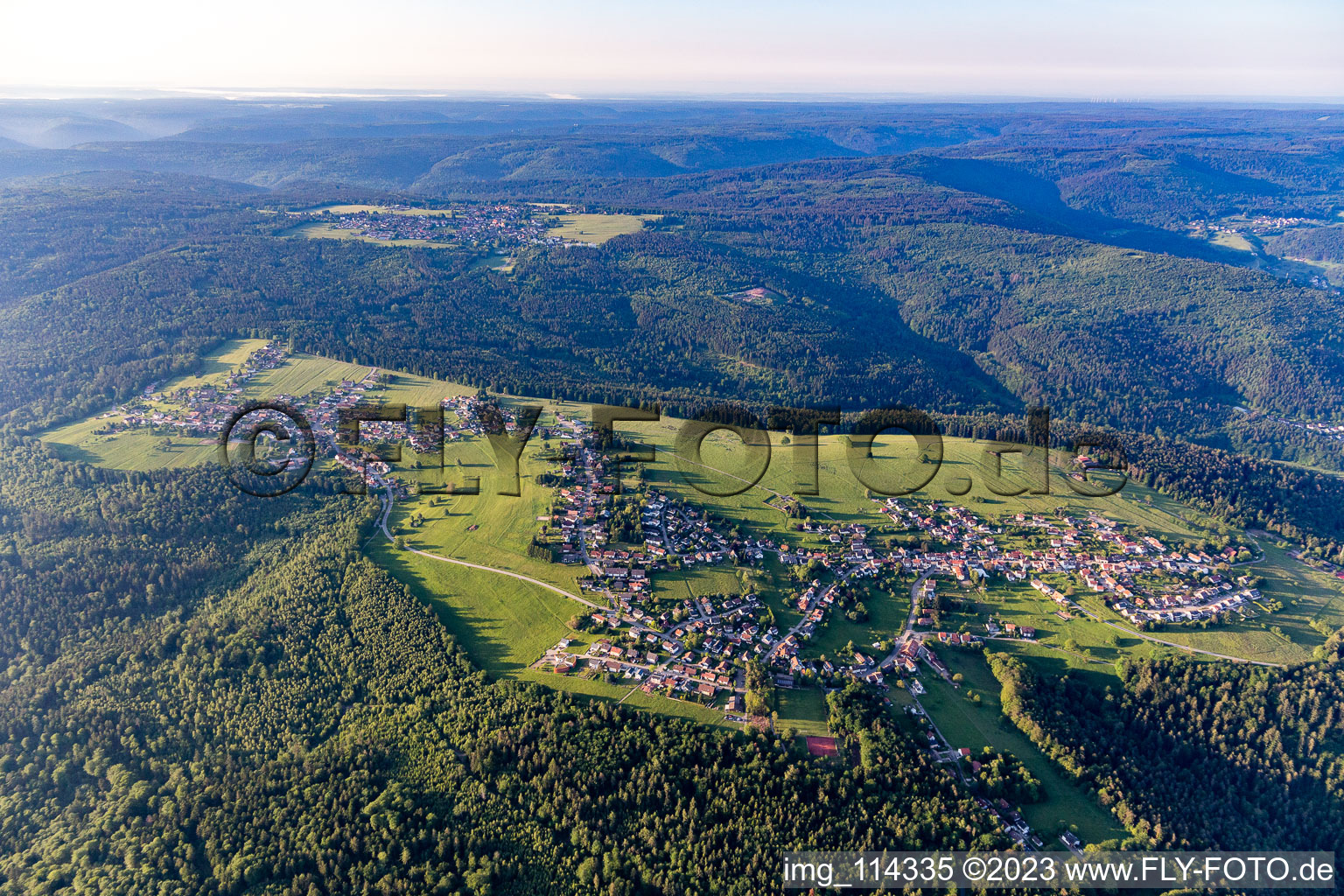 Wald- Gebiete und Forstflächen umsäumen das Siedlungsgebiet des Dorfes in Rotensol in Bad Herrenalb im Bundesland Baden-Württemberg, Deutschland