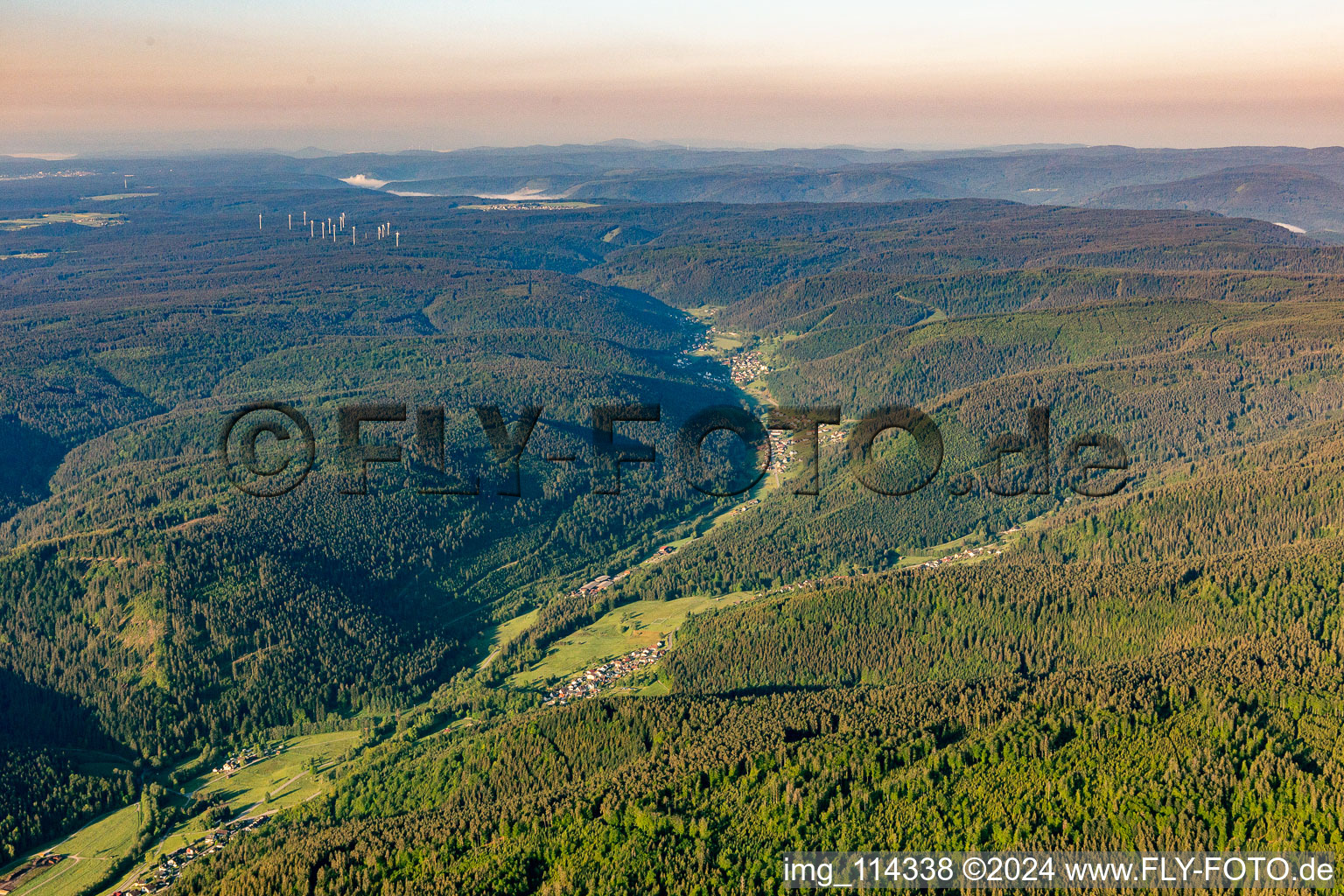 Wald und Berglandschaft des Schwarzwald mit dem Enztal bei Bad Wildbad im Bundesland Baden-Württemberg, Deutschland