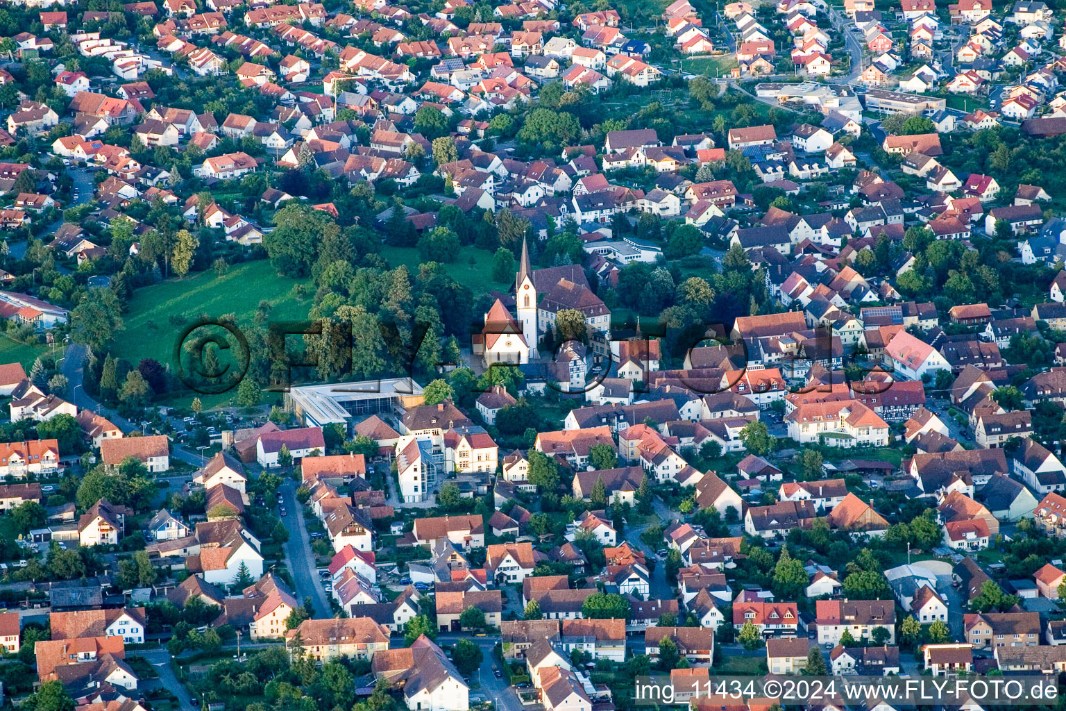 Ortsansicht der Straßen und Häuser der Wohngebiete in Steißlingen im Bundesland Baden-Württemberg, Deutschland