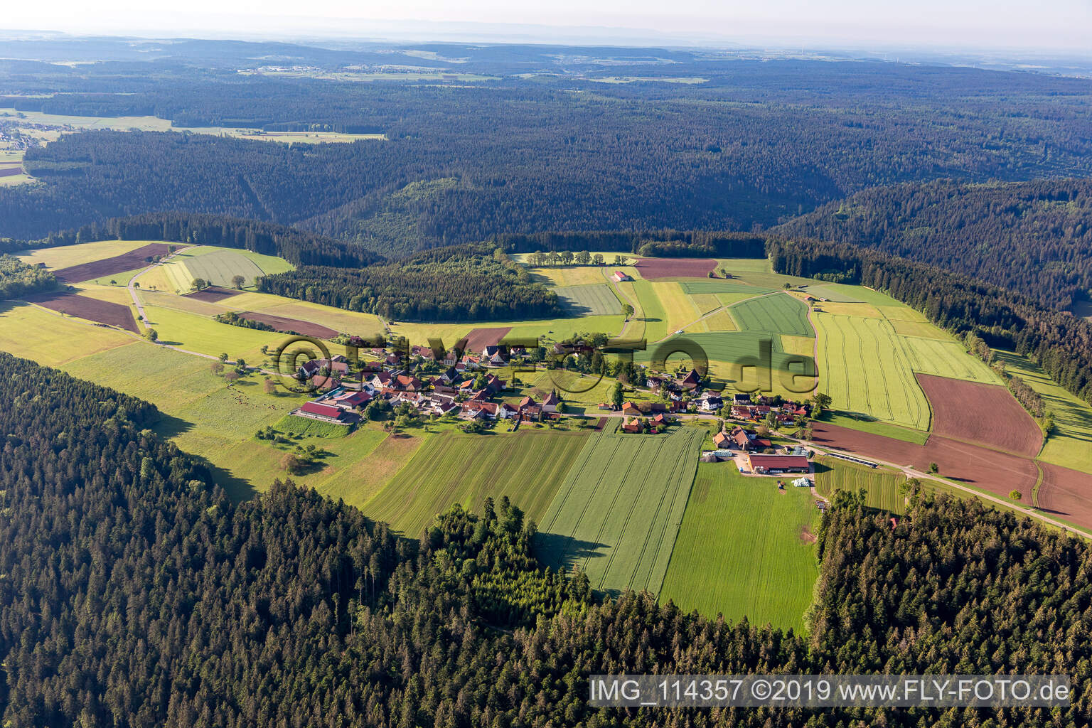 Schwarzwald und Forstflächen umsäumen das Siedlungsgebiet des Dorfes in Hochdorf in Seewald im Bundesland Baden-Württemberg, Deutschland