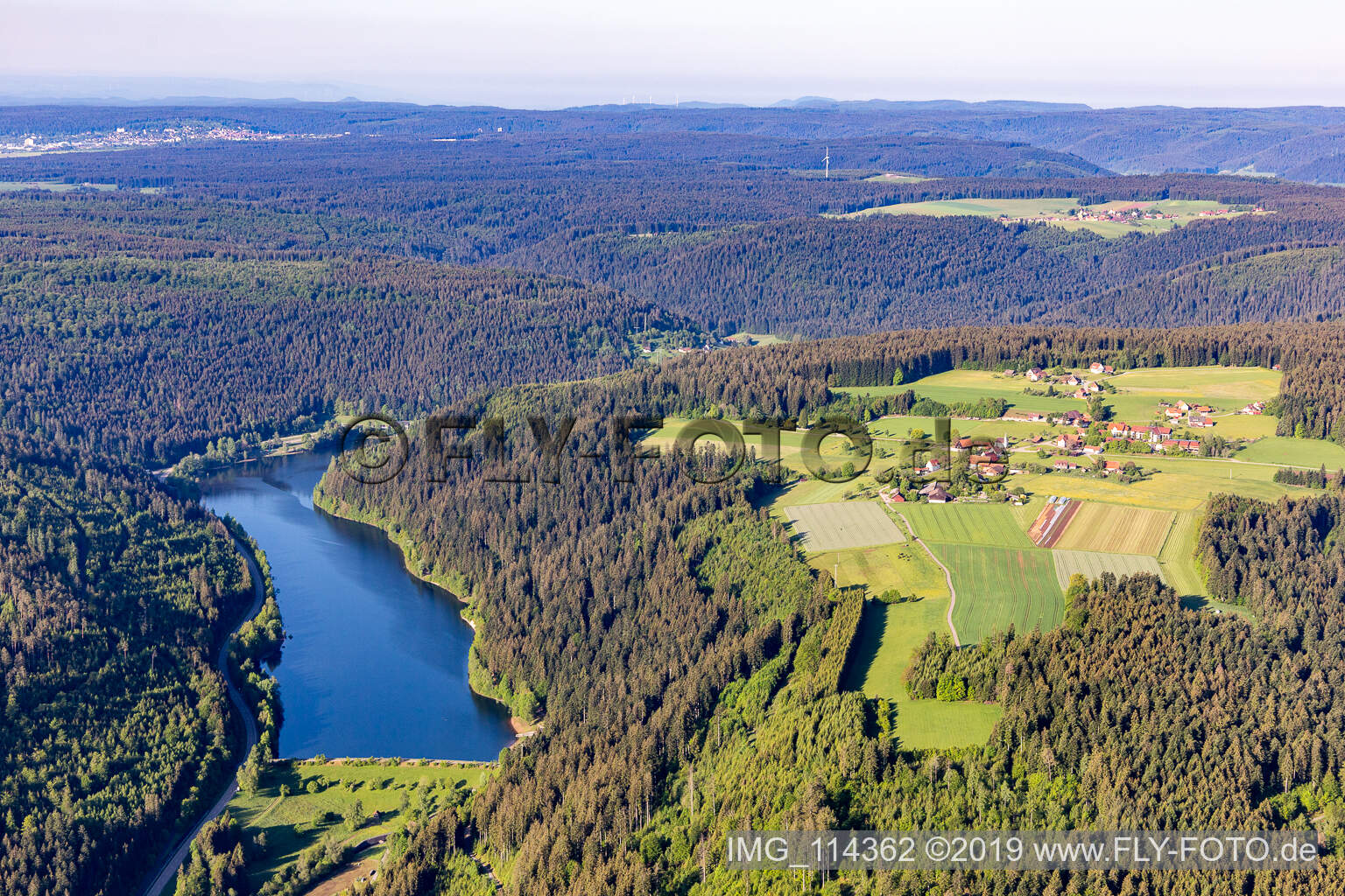 Uferbereiche am Stausee der Nagoldtalsperre in Schernbach in Seewald im Bundesland Baden-Württemberg, Deutschland
