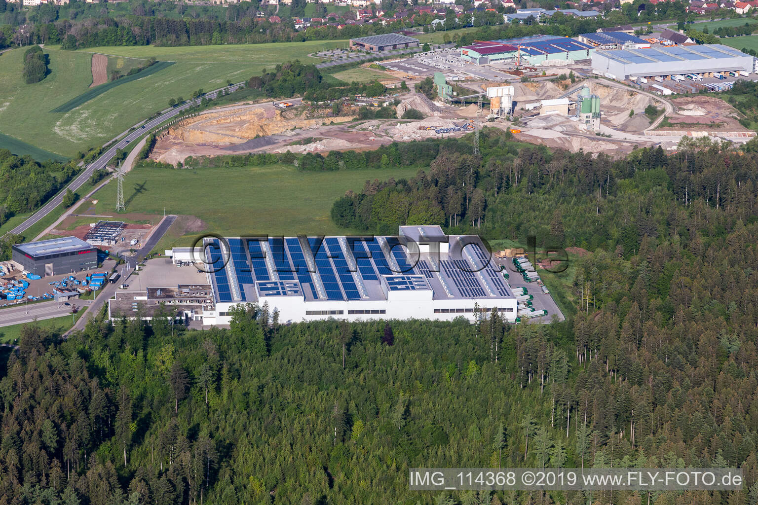 Gebäude und Produktionshallen auf dem Werksgelände der Weinmann Aach AG in Dornstetten im Bundesland Baden-Württemberg, Deutschland