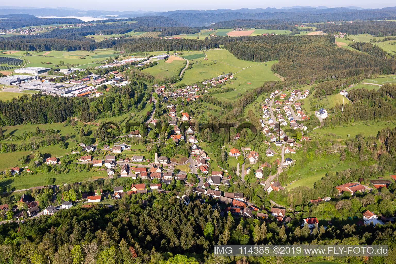 Ortsansicht der Straßen und Häuser der Wohngebiete in der von Bergen umgebenen Tallandschaft in Betzweiler in Loßburg im Bundesland Baden-Württemberg, Deutschland