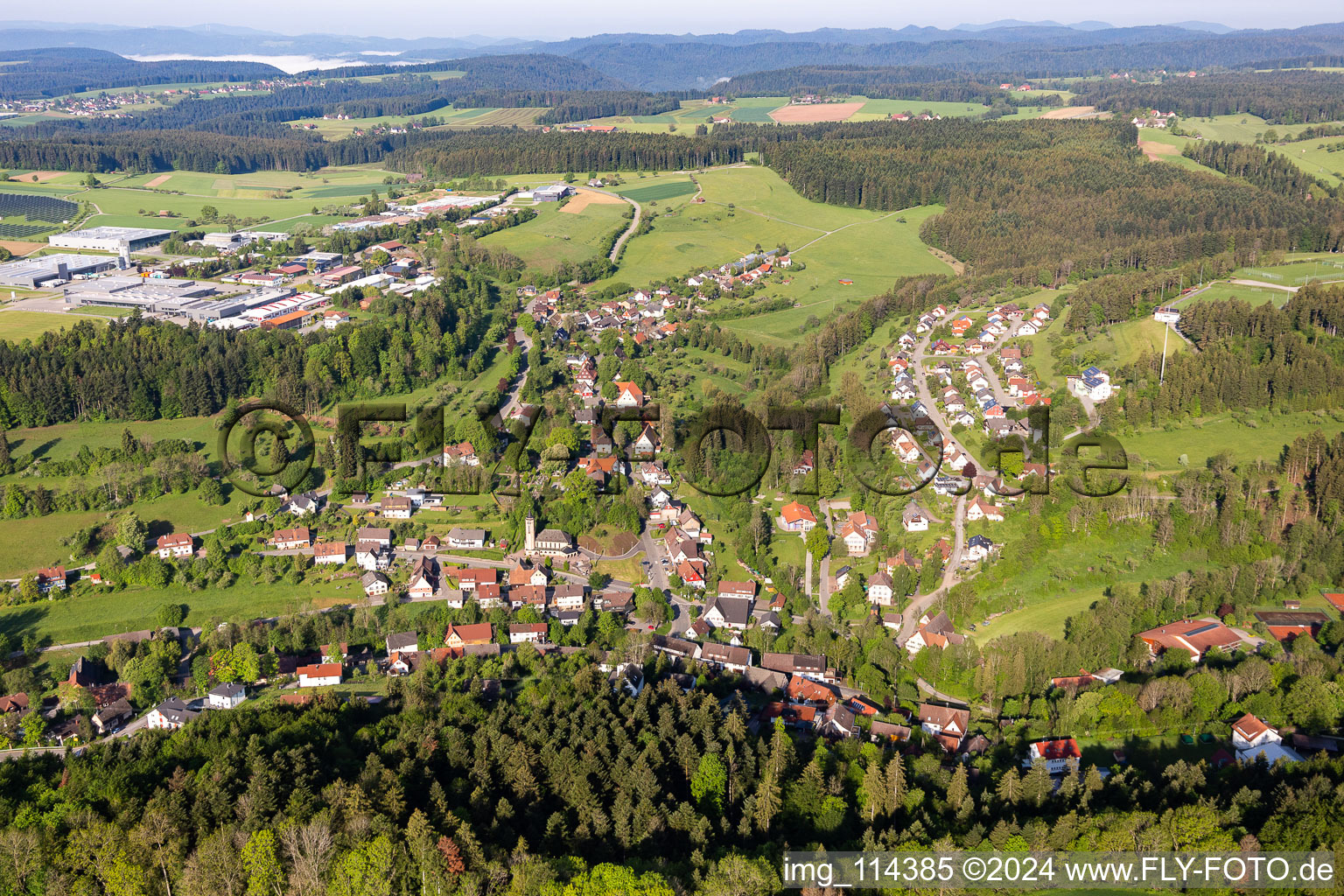 Ortsansicht der Straßen und Häuser der Wohngebiete in der von Bergen umgebenen Tallandschaft in Betzweiler in Loßburg im Bundesland Baden-Württemberg, Deutschland