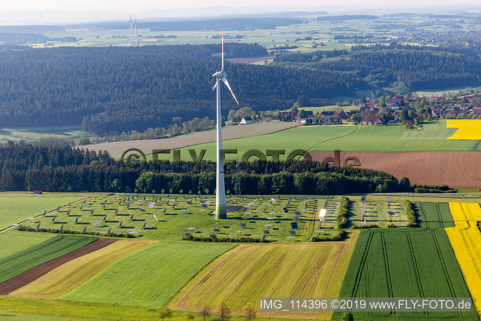 Luftbild von Windkraft- und PV-Anlage in Alpirsbach im Bundesland Baden-Württemberg, Deutschland
