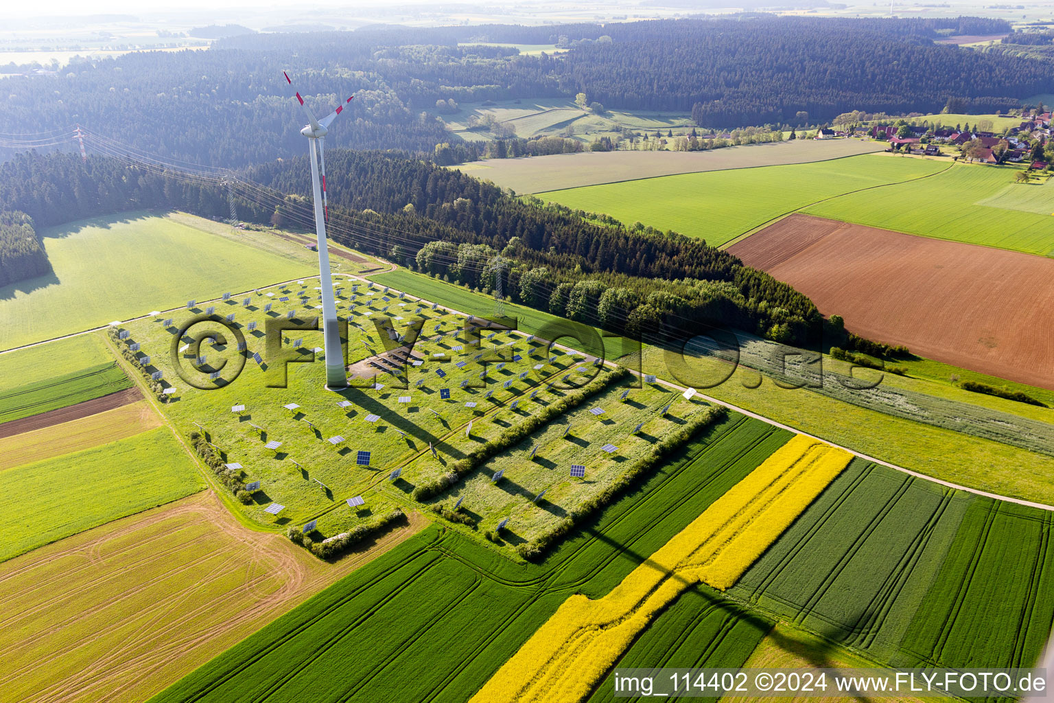 Windenergieanlage (WEA) - Windrad- auf einem Photovoltaik-Solaranalagen Feld neben Hochspannungsleitung in Alpirsbach im Bundesland Baden-Württemberg, Deutschland