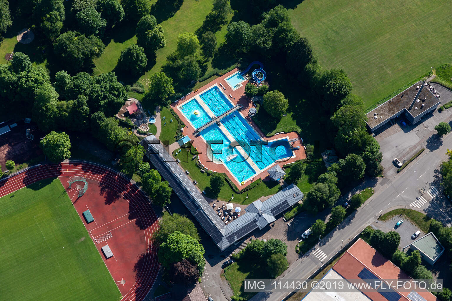 Schwimmbecken des Freibades in Oberndorf am Neckar im Bundesland Baden-Württemberg, Deutschland