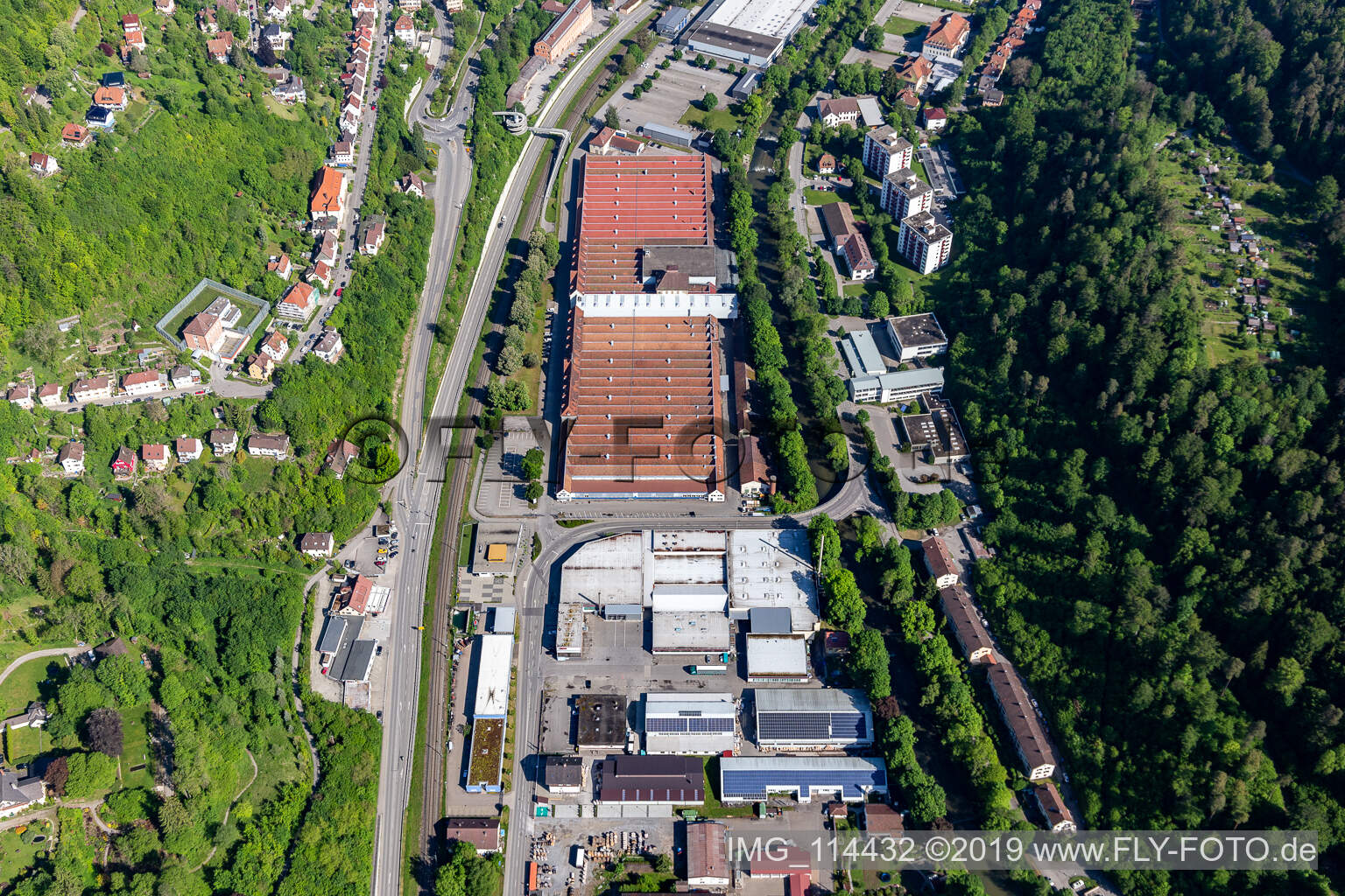 Luftbild von Gebäude und Produktionshallen auf dem Werksgelände der Mauser-Werke Oberndorf Maschinenbau GmbH in Oberndorf am Neckar im Bundesland Baden-Württemberg, Deutschland