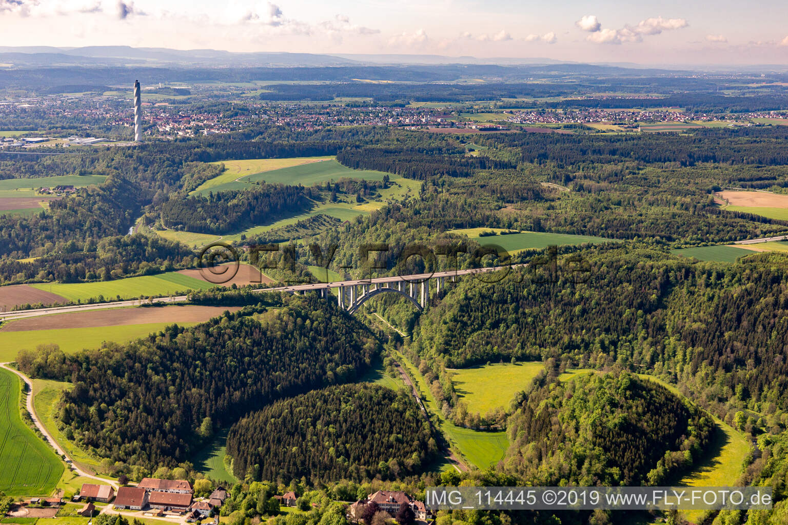 Streckenführung und Fahrspuren im Verlauf der Autobahn- Brücke der BAB A81 über den Neckar in Rottweil im Bundesland Baden-Württemberg, Deutschland