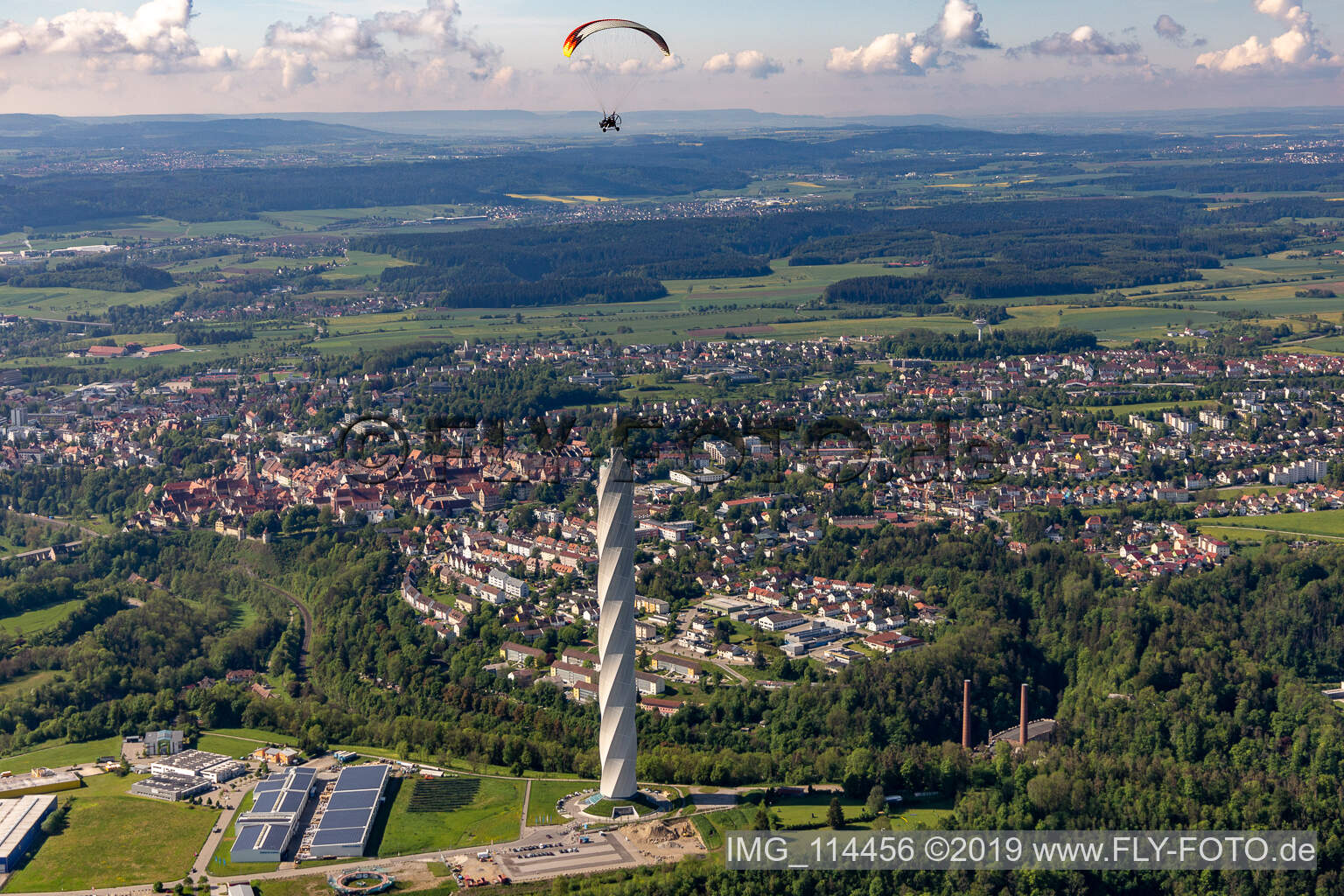 Luftbild von Turm thyssenkrupp Testturm für Expressaufzüge am Berner Feld in Rottweil. Das neue Wahrzeichen der Kleinstadt Rottweil ist derzeit höchstes Bauwerk in Baden-Württemberg, Deutschland