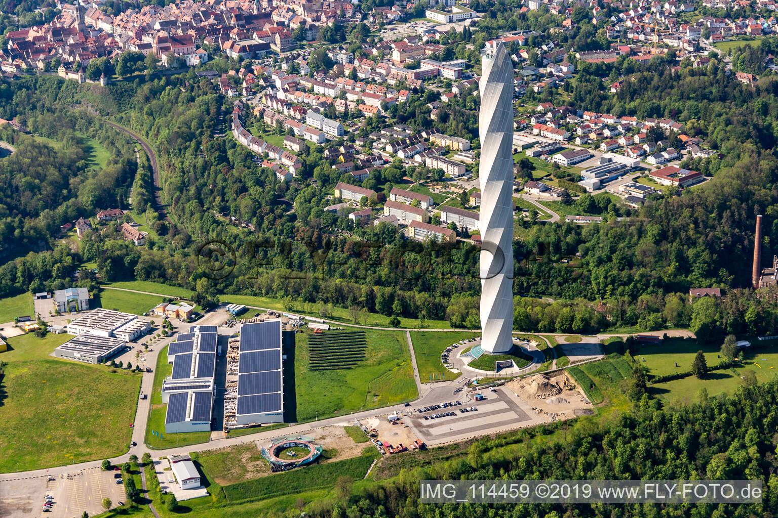 Luftaufnahme von Turm thyssenkrupp Testturm für Expressaufzüge am Berner Feld in Rottweil. Das neue Wahrzeichen der Kleinstadt Rottweil ist derzeit höchstes Bauwerk in Baden-Württemberg, Deutschland