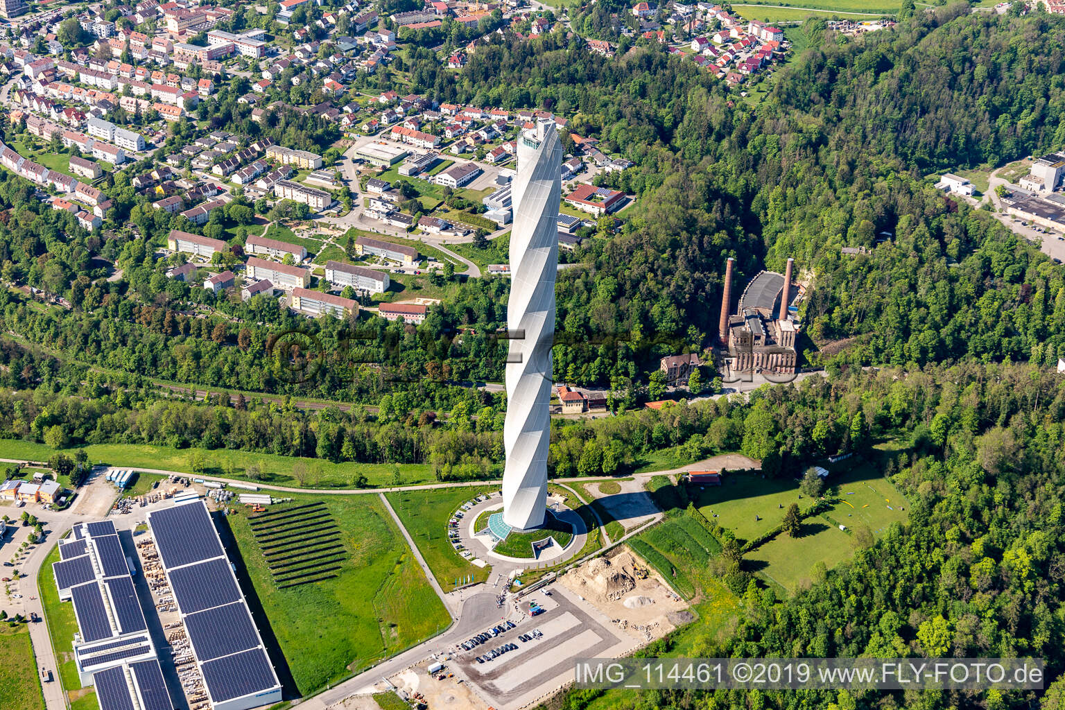 Schrägluftbild von Turm thyssenkrupp Testturm für Expressaufzüge am Berner Feld in Rottweil. Das neue Wahrzeichen der Kleinstadt Rottweil ist derzeit höchstes Bauwerk in Baden-Württemberg, Deutschland