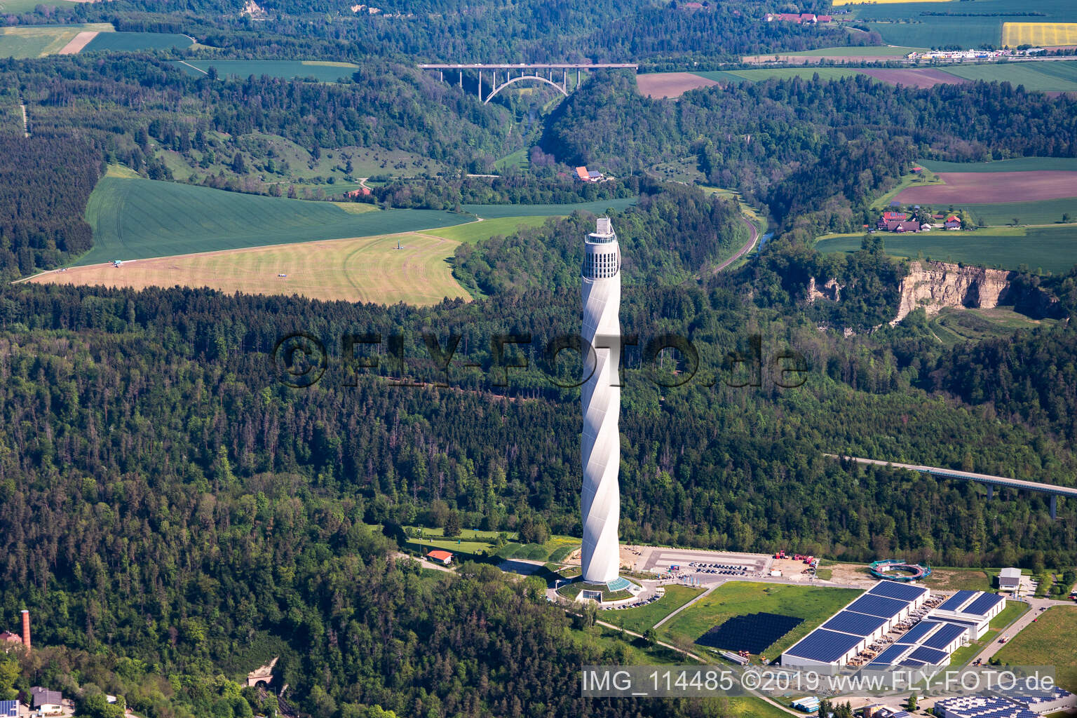 Luftaufnahme von Thyssen-Krupp Testturm für Aufzüge in Rottweil im Bundesland Baden-Württemberg, Deutschland