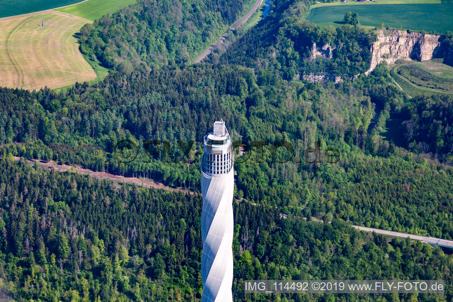 Schrägluftbild von Thyssen-Krupp Testturm für Aufzüge in Rottweil im Bundesland Baden-Württemberg, Deutschland
