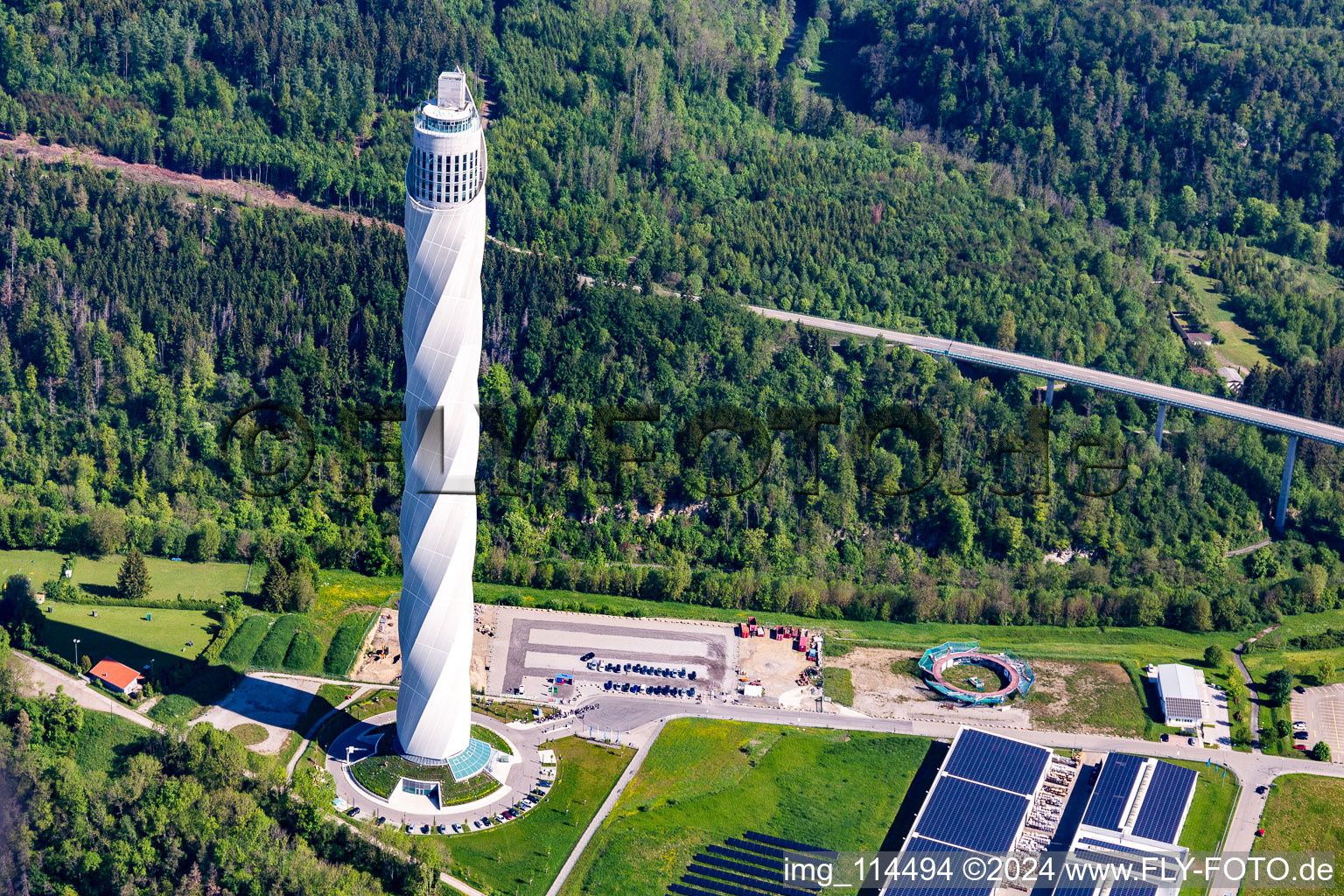 Turm thyssenkrupp Testturm für Expressaufzüge am Berner Feld in Rottweil. Das neue Wahrzeichen der Kleinstadt Rottweil ist derzeit höchstes Bauwerk in Baden-Württemberg, Deutschland aus der Luft