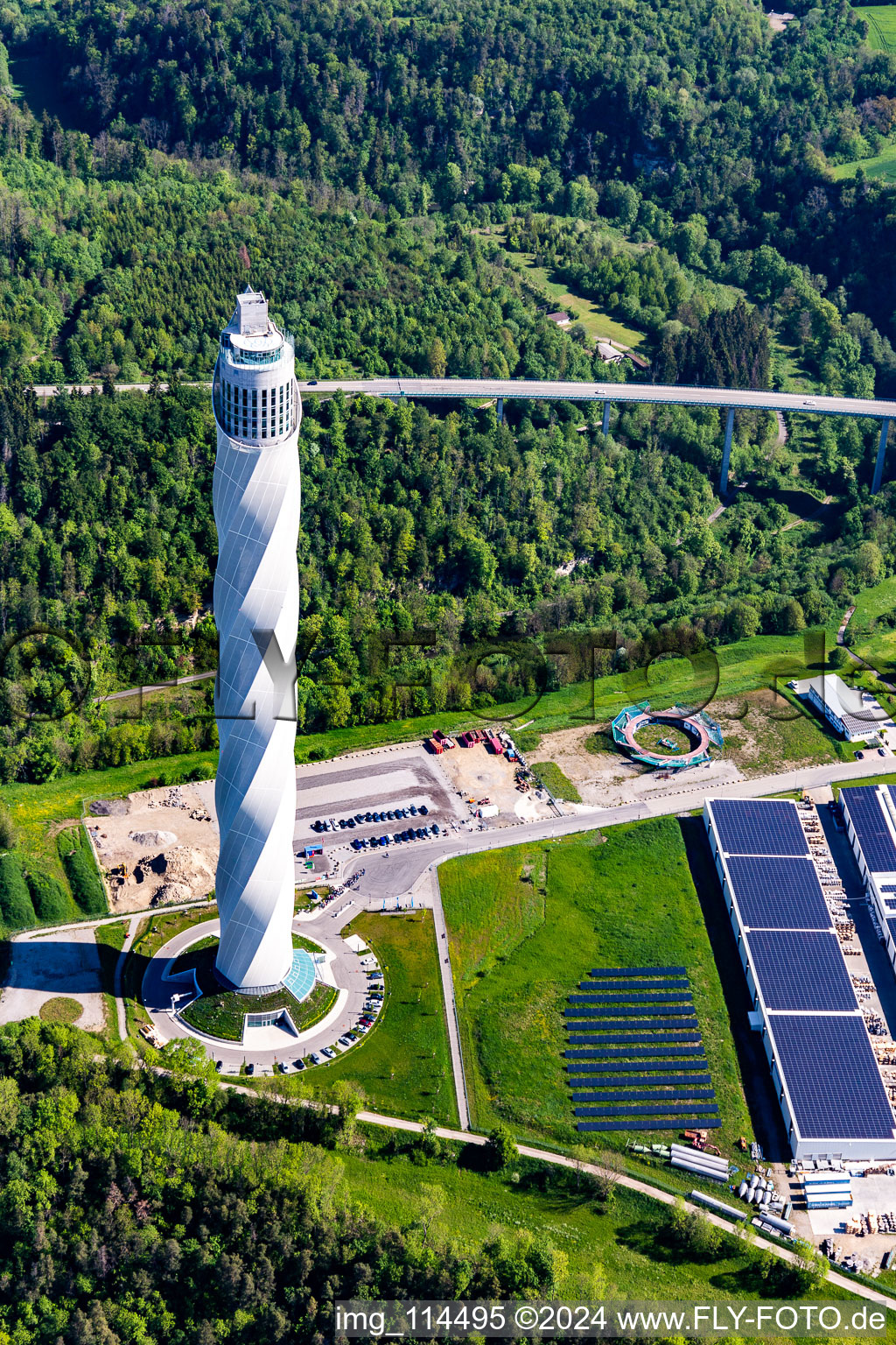 Turm thyssenkrupp Testturm für Expressaufzüge am Berner Feld in Rottweil. Das neue Wahrzeichen der Kleinstadt Rottweil ist derzeit höchstes Bauwerk in Baden-Württemberg, Deutschland von oben gesehen