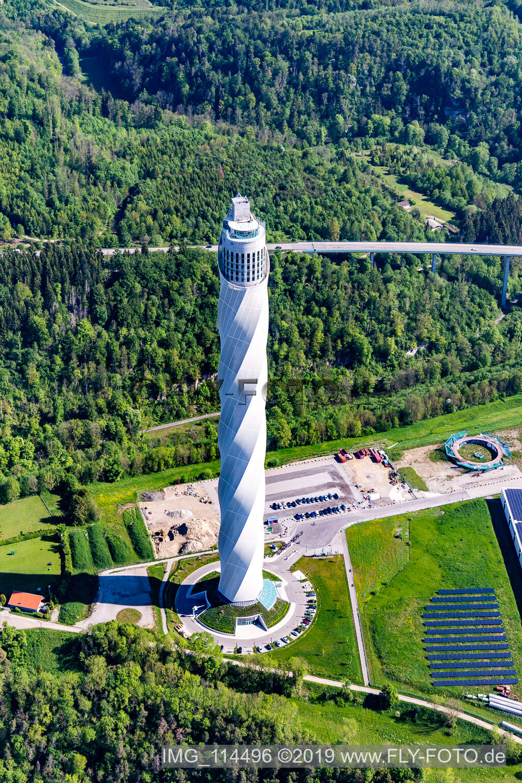 Thyssen-Krupp Testturm für Aufzüge in Rottweil im Bundesland Baden-Württemberg, Deutschland aus der Luft