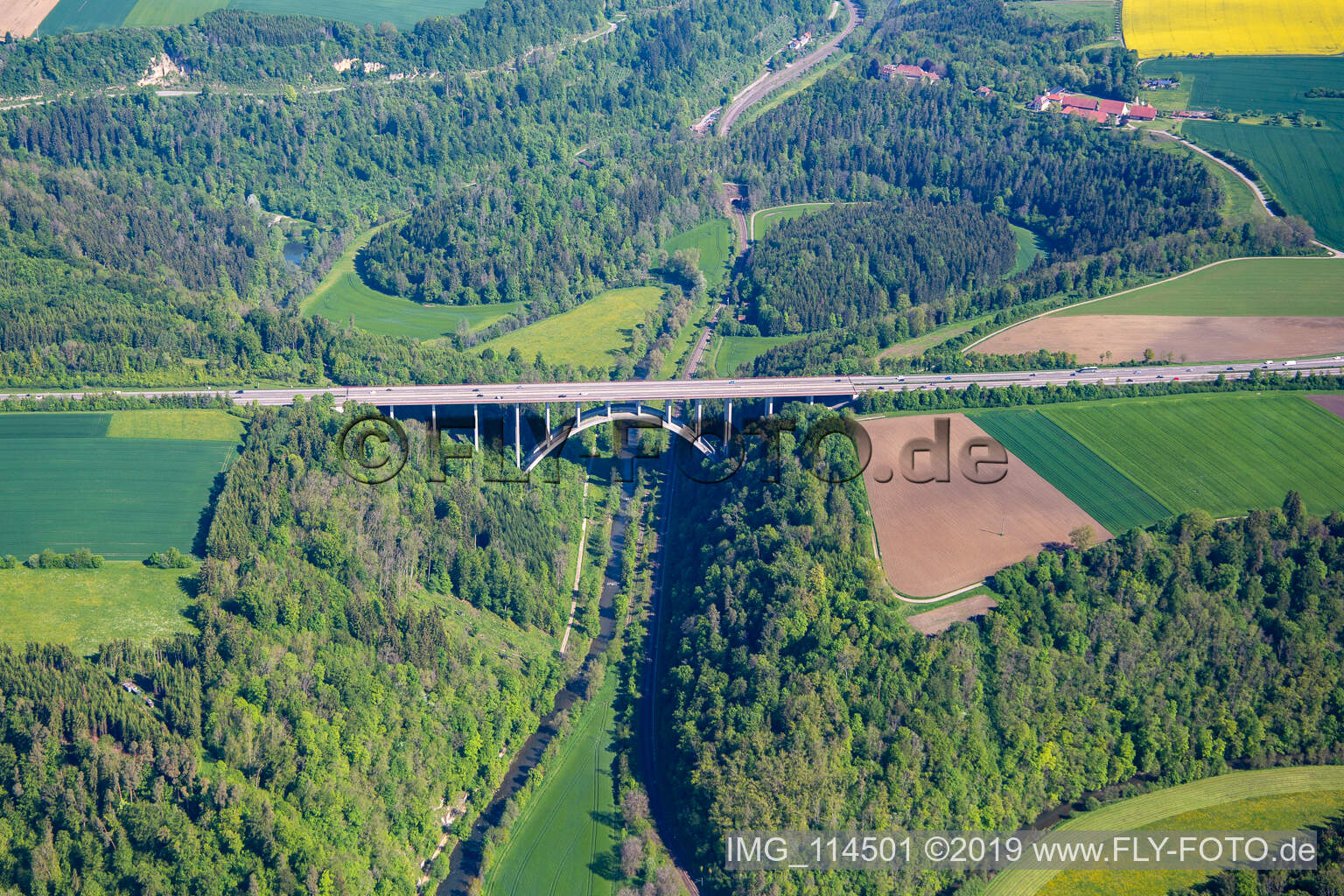 Schrägluftbild von A81 Neckartalbrücke in Rottweil im Bundesland Baden-Württemberg, Deutschland