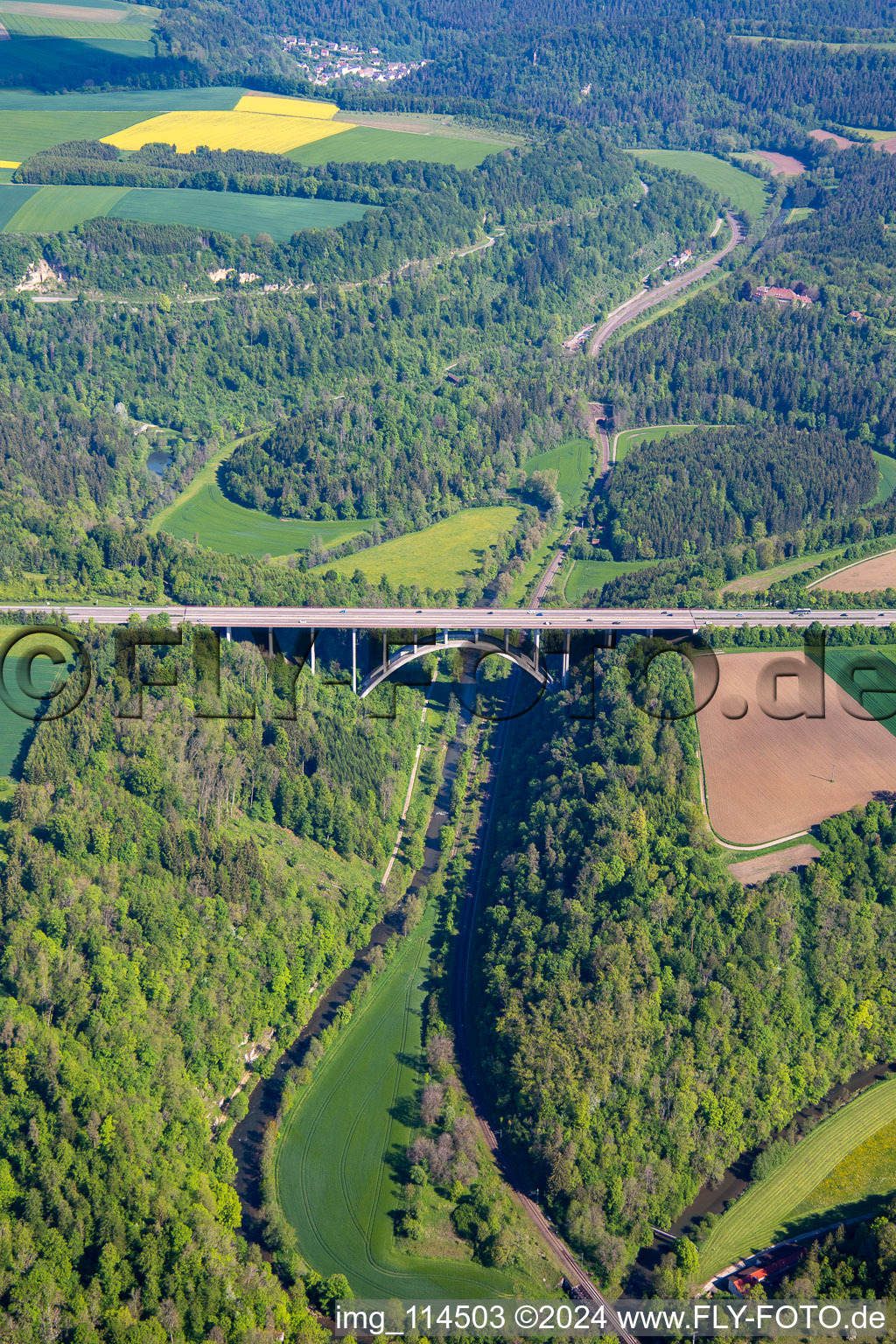 Luftbild von Streckenführung und Fahrspuren im Verlauf der Autobahn- Brücke der BAB A81 über die Schleifen des Neckartals in Rottweil im Bundesland Baden-Württemberg, Deutschland