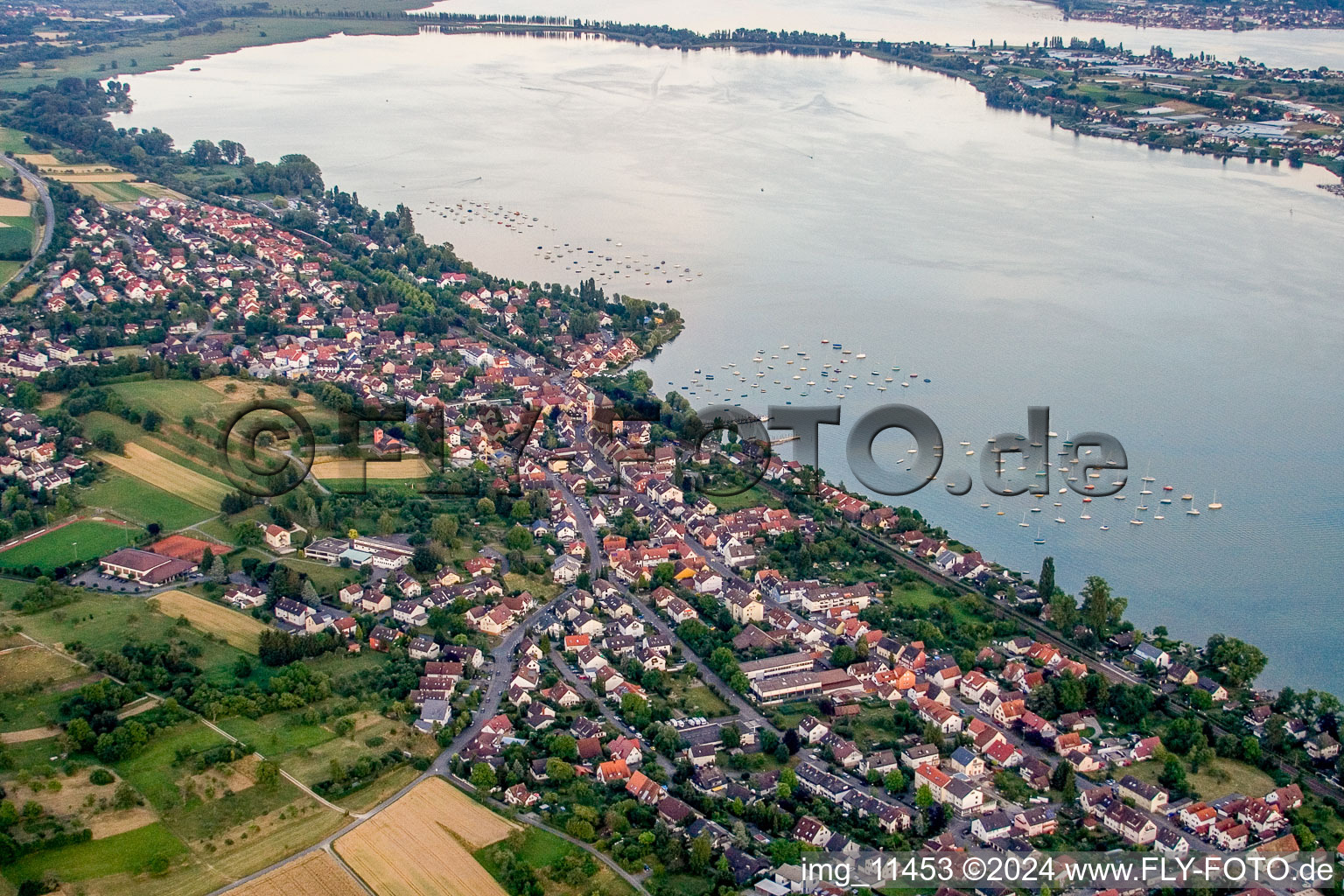 Luftaufnahme von Dorfkern an den See- Uferbereichen des Untersee/Bodensee in Allensbach im Bundesland Baden-Württemberg, Deutschland