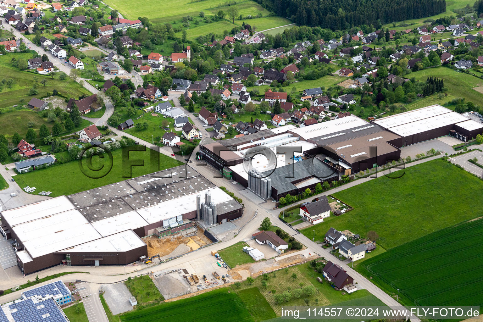 Gebäude und Produktionshallen auf dem Werksgelände der Saier Verpackungstechnik in Alpirsbach im Bundesland Baden-Württemberg, Deutschland