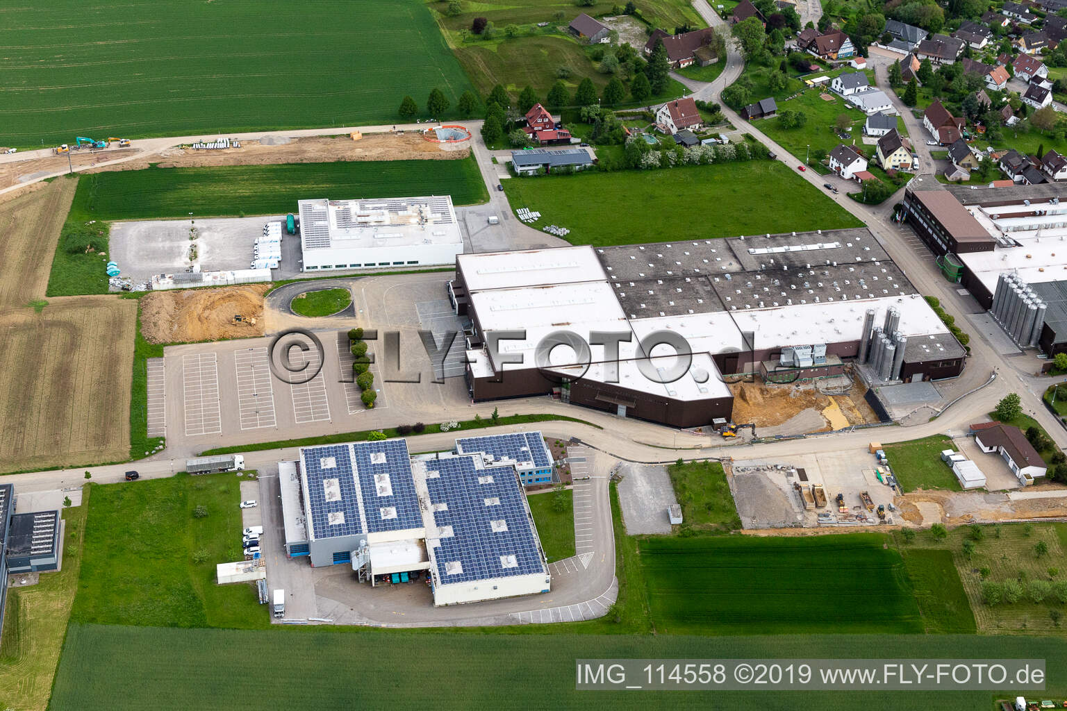 Gebäude und Produktionshallen auf dem Werksgelände der Arp GmbH & Co. KG in Alpirsbach im Bundesland Baden-Württemberg, Deutschland