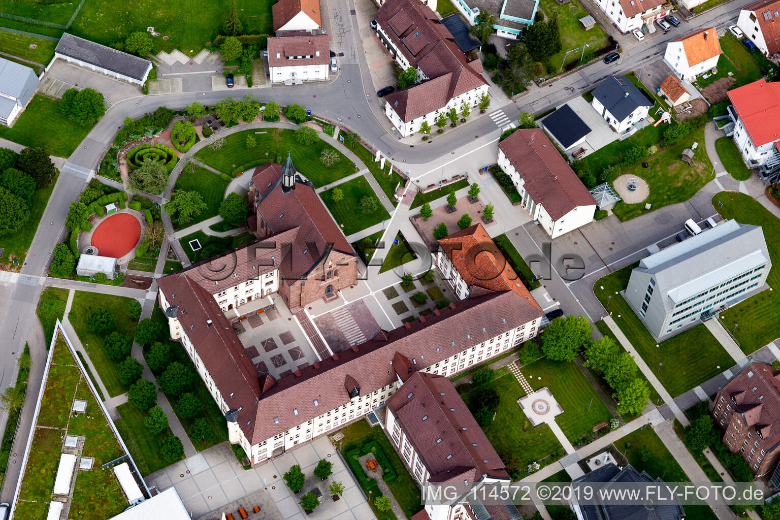Luftbild von Gebäudekomplex des Klosters Stiftung St. Franziskus in Heiligenbronn in Schramberg im Bundesland Baden-Württemberg, Deutschland