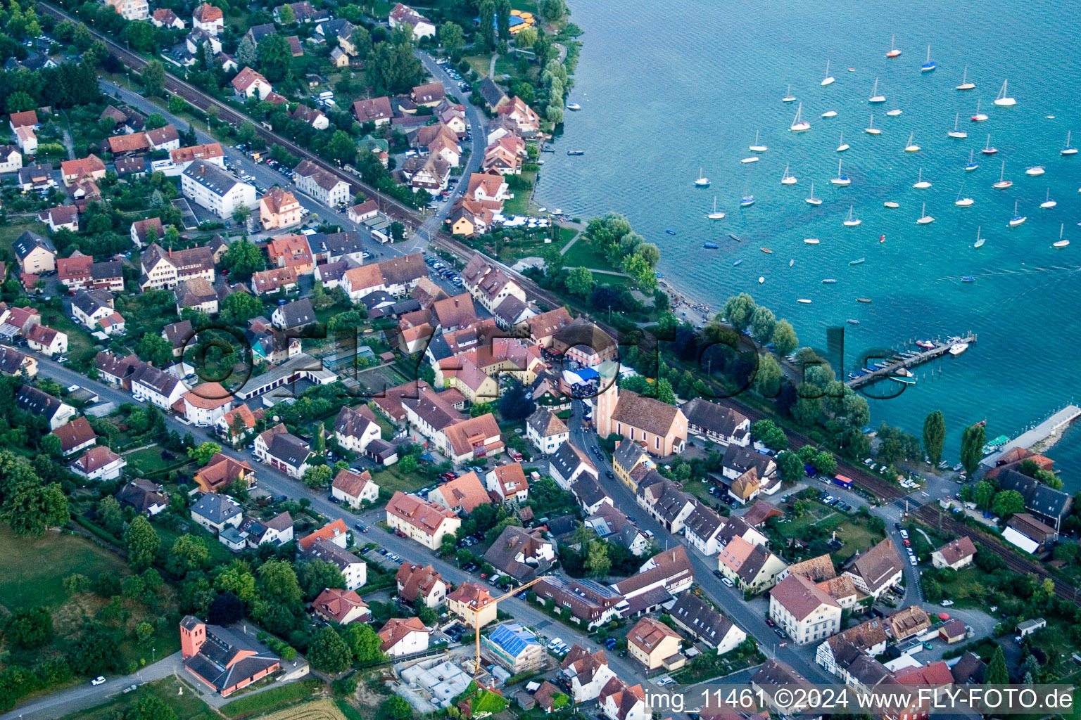 Yachthafen mit Sportboot- Anlegestellen und Bootsliegeplätzen am Uferbereich Bodensee in Allensbach im Bundesland Baden-Württemberg, Deutschland