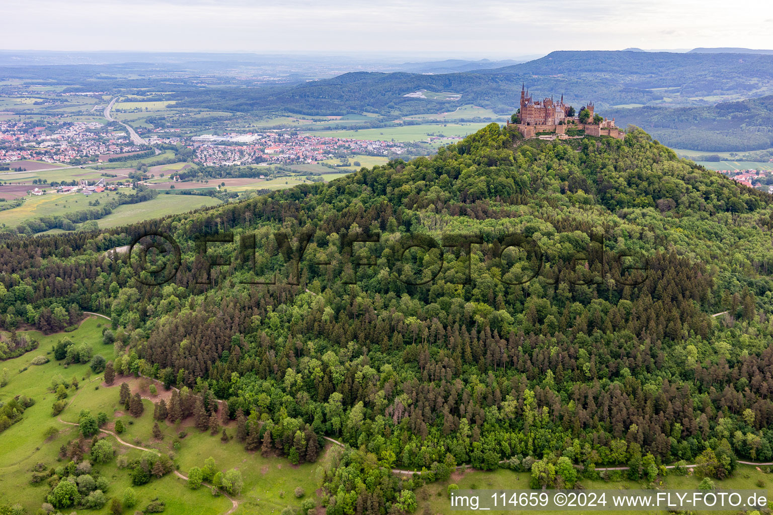 Luftbild von Burg Hohenzollern im Ortsteil Zimmern in Bisingen im Bundesland Baden-Württemberg, Deutschland