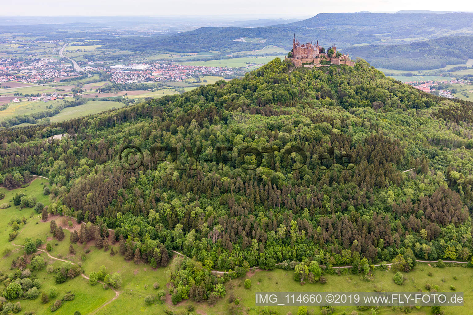 Luftbild von Burg Hohenzollern in Hechingen im Bundesland Baden-Württemberg, Deutschland