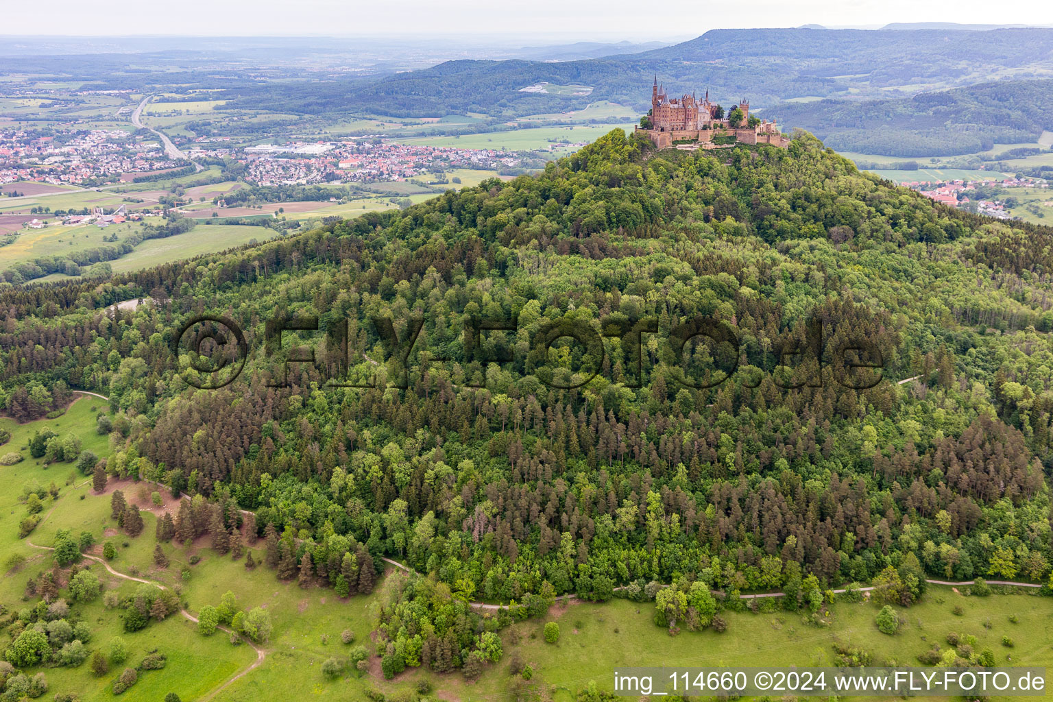 Luftaufnahme von Burg Hohenzollern im Ortsteil Zimmern in Bisingen im Bundesland Baden-Württemberg, Deutschland