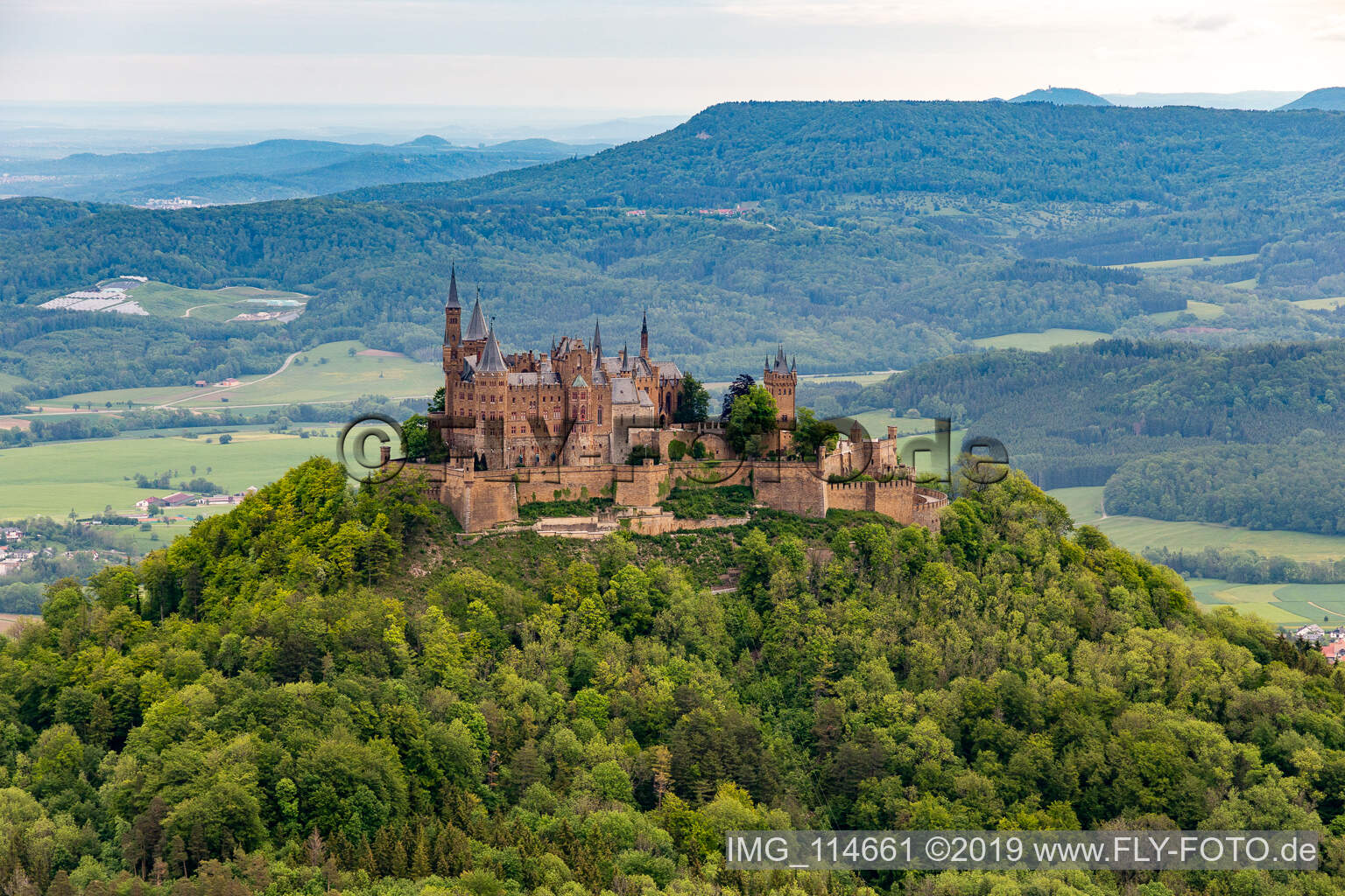 Luftaufnahme von Burg Hohenzollern in Hechingen im Bundesland Baden-Württemberg, Deutschland