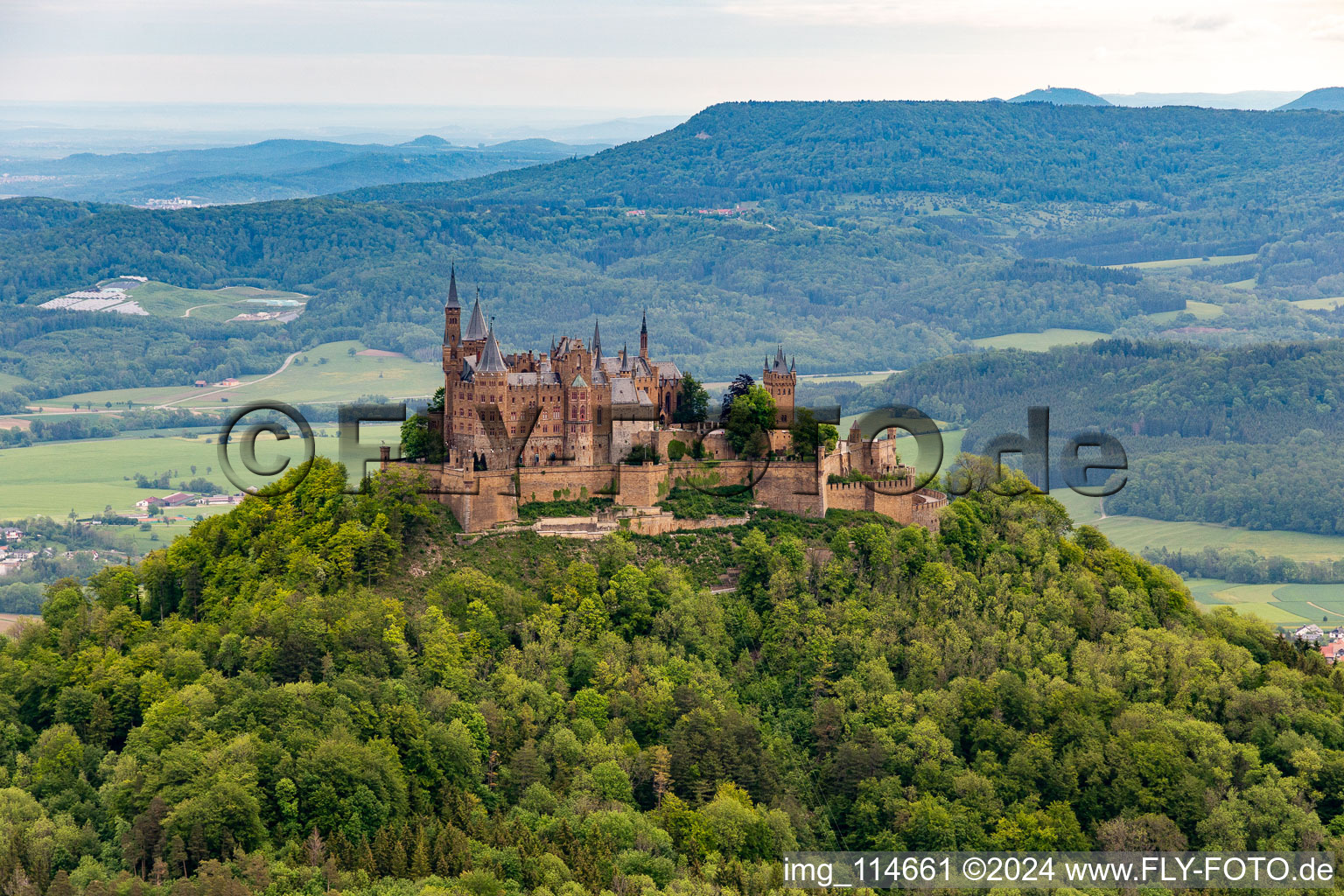 Schrägluftbild von Burg Hohenzollern im Ortsteil Zimmern in Bisingen im Bundesland Baden-Württemberg, Deutschland