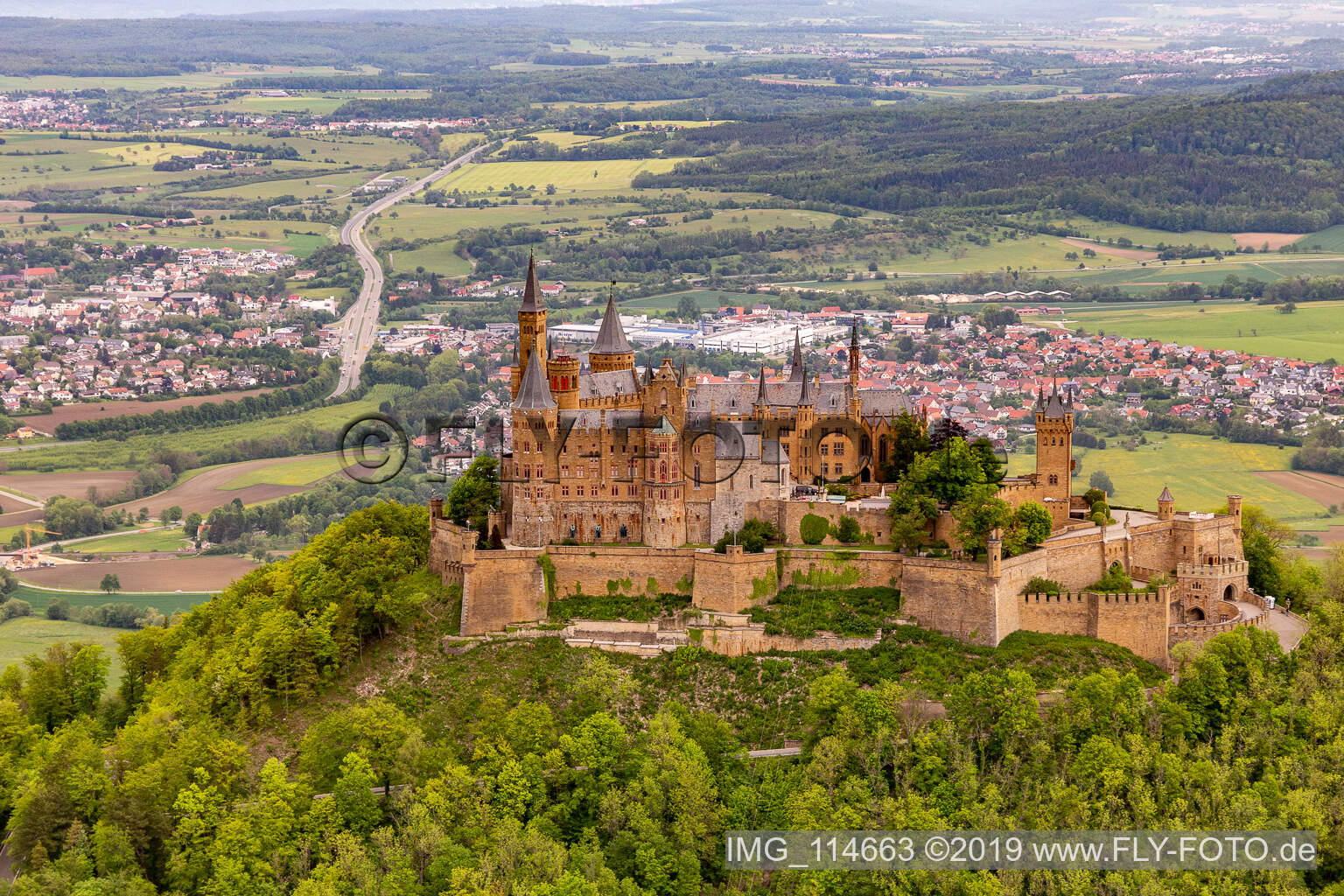 Schrägluftbild von Burg Hohenzollern in Hechingen im Bundesland Baden-Württemberg, Deutschland