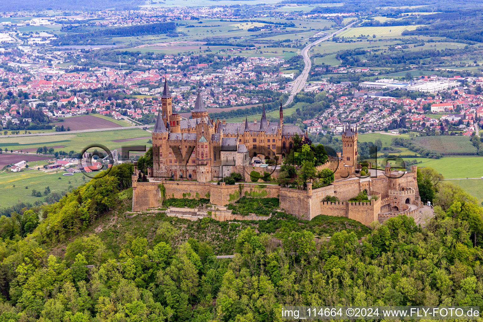Luftbild von Burg Hohenzollern in Bisingen im Bundesland Baden-Württemberg, Deutschland