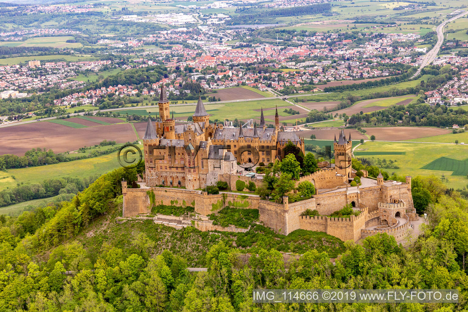 Burg Hohenzollern in Hechingen im Bundesland Baden-Württemberg, Deutschland von oben