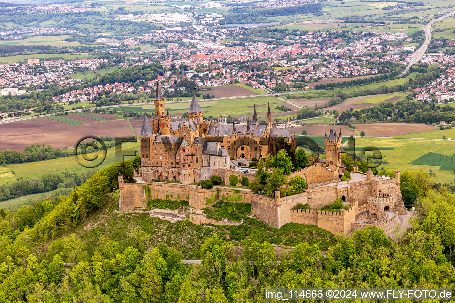 Burg Hohenzollern in Hechingen im Bundesland Baden-Württemberg, Deutschland von oben