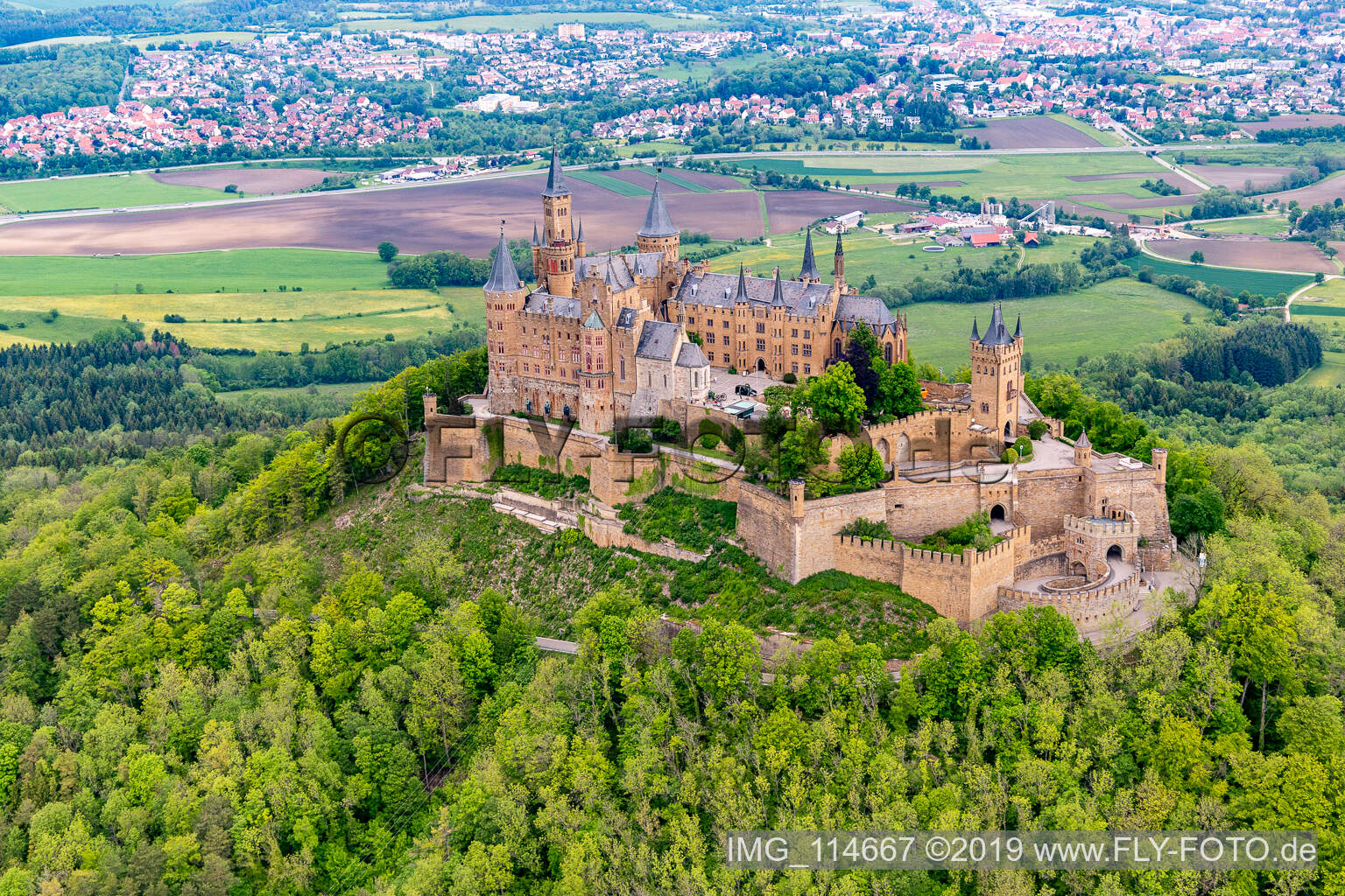 Burg Hohenzollern in Hechingen im Bundesland Baden-Württemberg, Deutschland aus der Luft