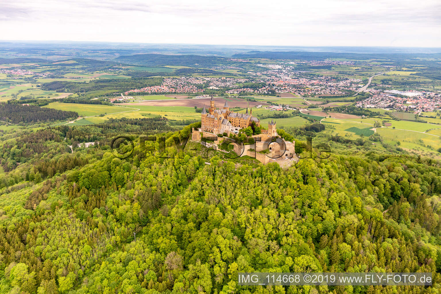 Burg Hohenzollern in Hechingen im Bundesland Baden-Württemberg, Deutschland von oben gesehen