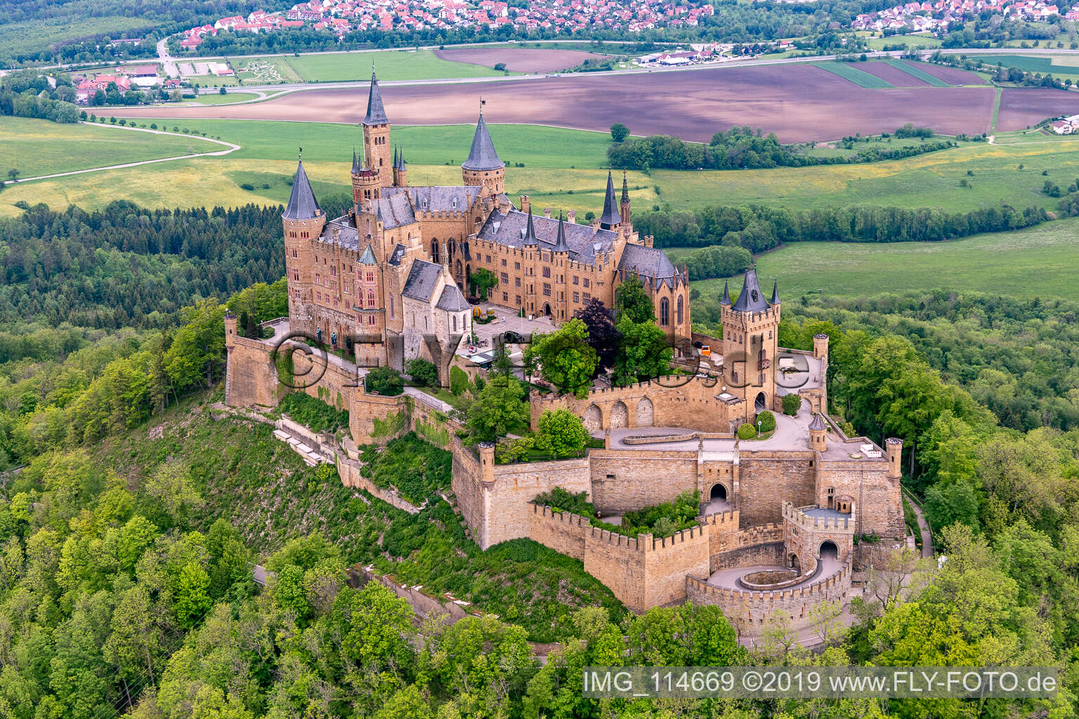Luftaufnahme von Burg Hohenzollern in Bisingen im Bundesland Baden-Württemberg, Deutschland