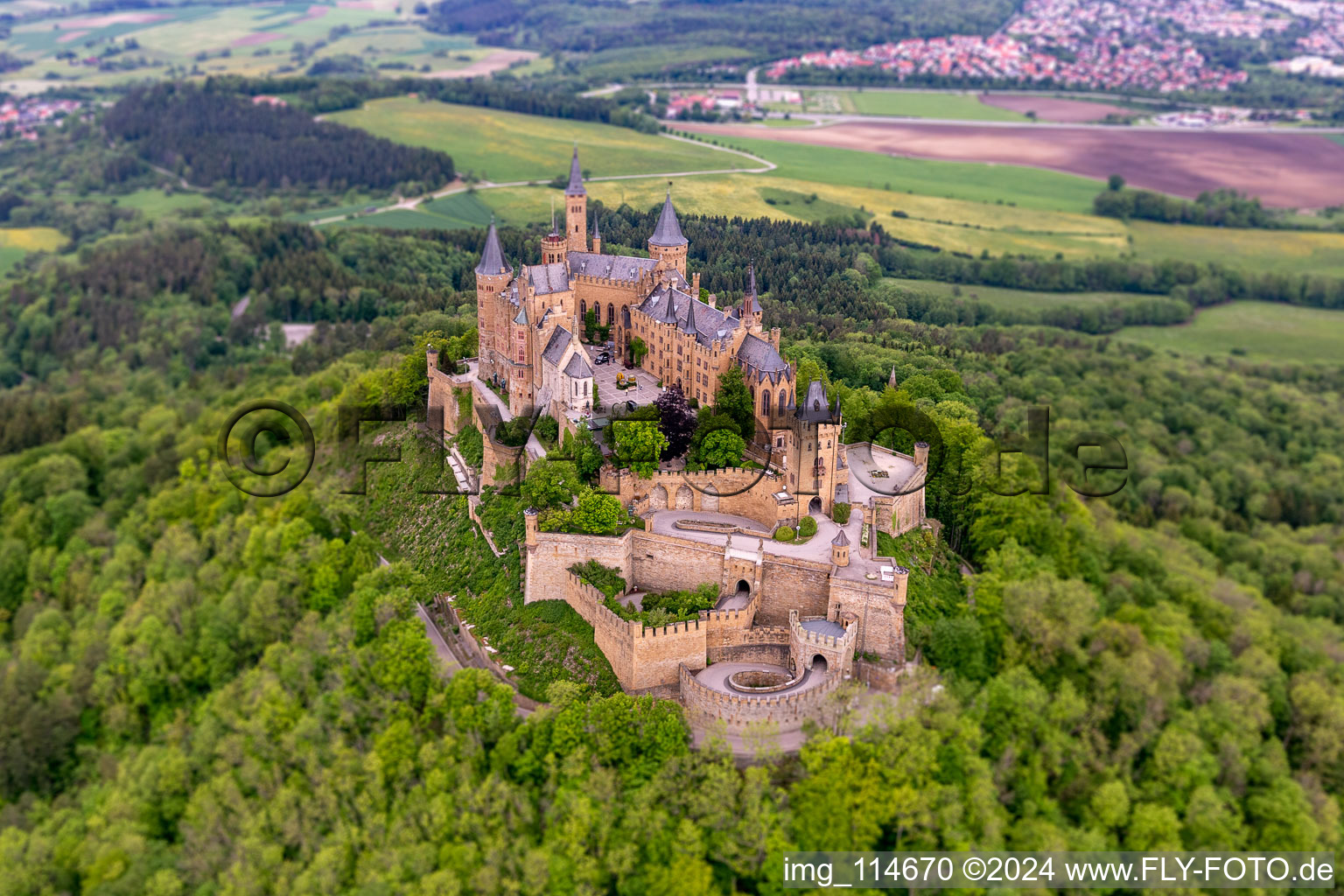 Burg Hohenzollern in Hechingen im Bundesland Baden-Württemberg, Deutschland vom Flugzeug aus