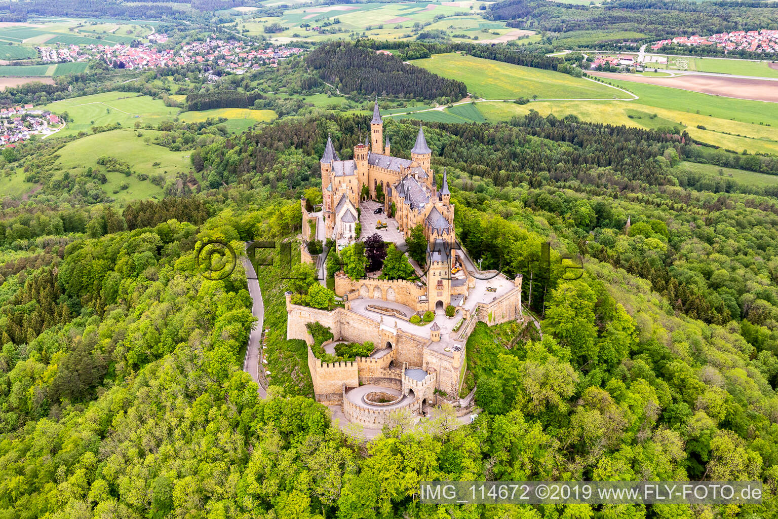 Burg Hohenzollern in Hechingen im Bundesland Baden-Württemberg, Deutschland aus der Vogelperspektive
