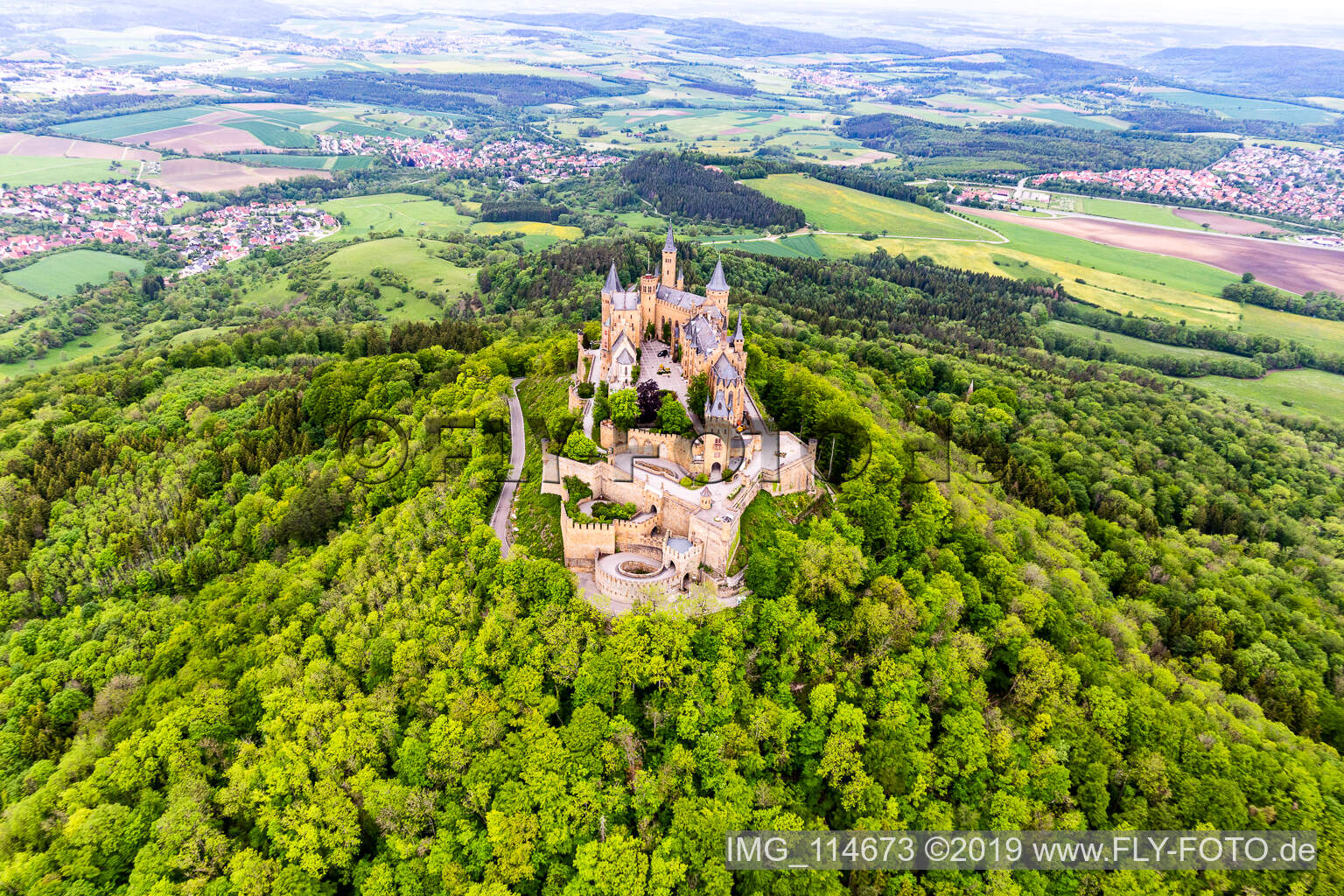 Burg Hohenzollern in Hechingen im Bundesland Baden-Württemberg, Deutschland aus der Luft betrachtet