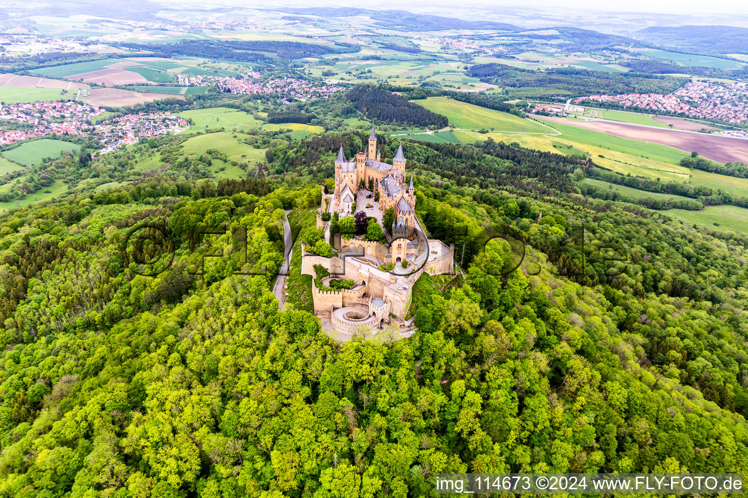 Burg Hohenzollern in Hechingen im Bundesland Baden-Württemberg, Deutschland aus der Luft betrachtet